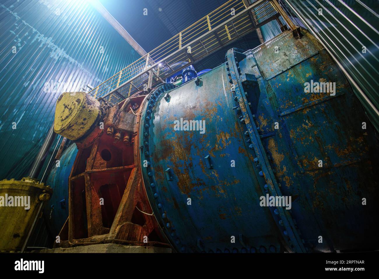 Grand tuyau de prise d'eau avec système de régulation de l'eau dans la centrale hydroélectrique. Banque D'Images