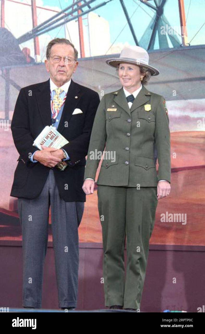 Le sénateur de l'Alaska Ted Stevens, à gauche, avec le directeur du service des parcs nationaux Fran Mainella lors des événements marquant le centenaire du premier vol motorisé, Wright Brothers National Memorial, Kill Devil Hills, Caroline du Nord Banque D'Images