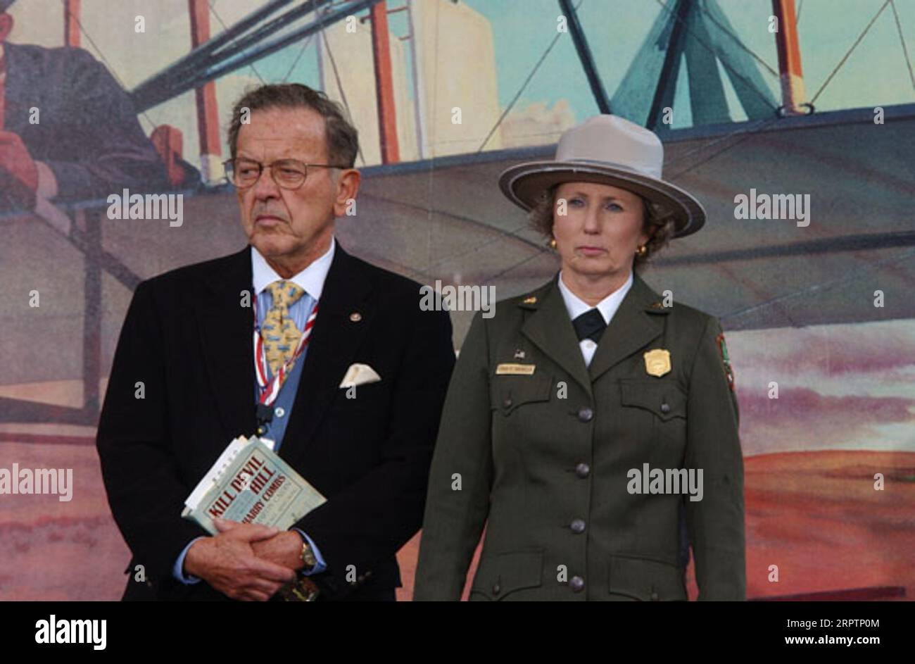 Le sénateur de l'Alaska Ted Stevens, à gauche, avec le directeur du service des parcs nationaux Fran Mainella lors des événements marquant le centenaire du premier vol motorisé, Wright Brothers National Memorial, Kill Devil Hills, Caroline du Nord Banque D'Images