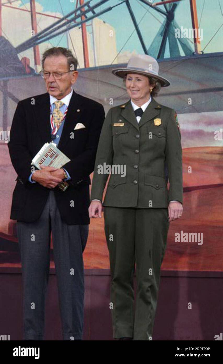 Le sénateur de l'Alaska Ted Stevens, à gauche, avec le directeur du service des parcs nationaux Fran Mainella lors des événements marquant le centenaire du premier vol motorisé, Wright Brothers National Memorial, Kill Devil Hills, Caroline du Nord Banque D'Images