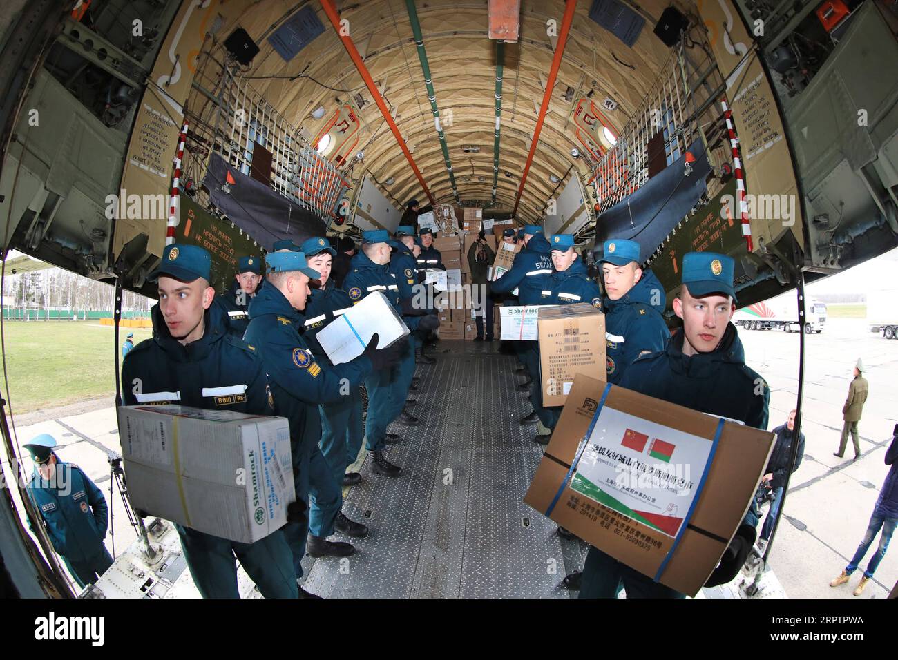 200417 -- MINSK, le 17 avril 2020 Xinhua -- des soldats déchargent de l'aide humanitaire chinoise dans un aéroport de Minsk, Biélorussie, le 17 avril 2020. Un avion de transport militaire chargé d'aide humanitaire chinoise est arrivé ici en provenance de Pékin vendredi matin. Le vol spécial, organisé par l'ambassade de Biélorussie en Chine, a livré 32 tonnes de biens humanitaires au Bélarus, y compris des trousses de test rapide, des respirateurs, des masques médicaux, des oxymètres de pouls, des combinaisons de protection médicale, lunettes, thermomètres infrarouges et gants médicaux jetables. Photo de Henadz Zhinkov/Xinhua BELARUS-MINSK-CHINA-AID-ARRIVAL PUBLICATIONxNOTxINx Banque D'Images