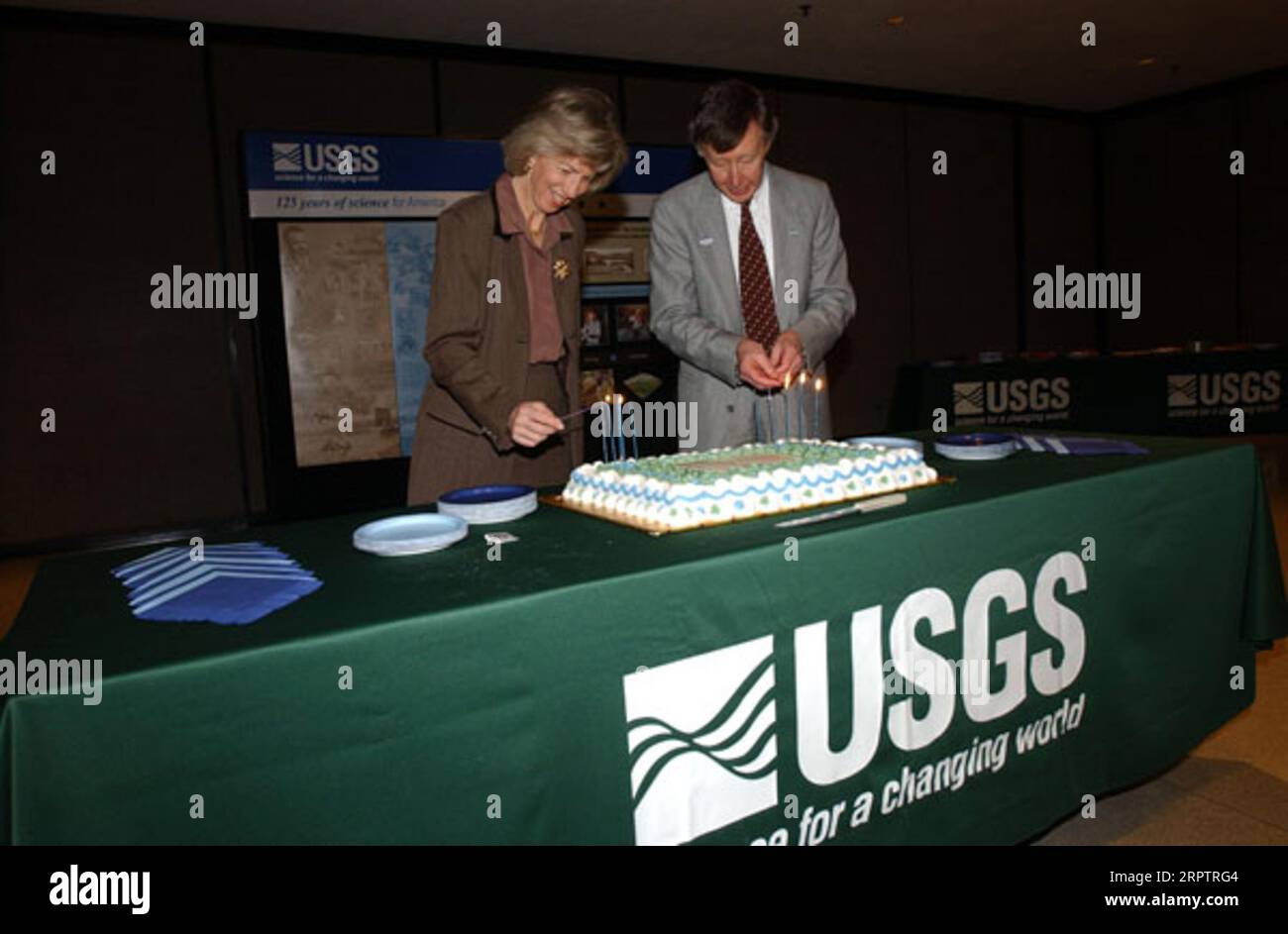 Le secrétaire Gale Norton, à gauche, et le directeur de l'US Geological Survey Charles Groat avec un gâteau d'anniversaire pour l'US Geological Survey, lors d'un événement à Reston, en Virginie, marquant le 125e anniversaire de la création de l'US Geological Survey Banque D'Images