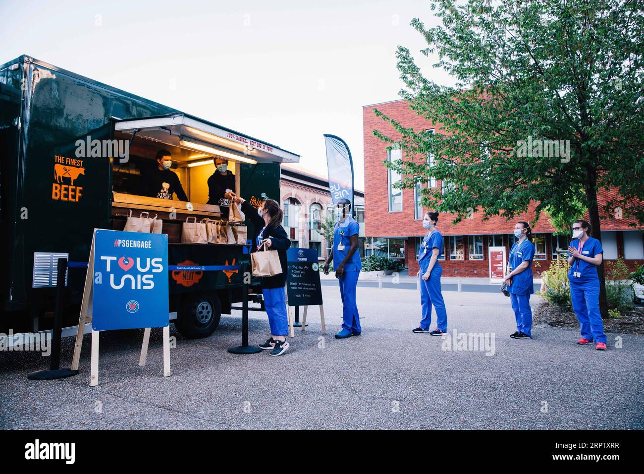 200419 -- PARIS, le 19 avril 2020 Xinhua -- des travailleurs médicaux reçoivent gratuitement de la nourriture dans un camion alimentaire à Paris, France, le 15 avril 2020. Le Paris Saint-Germain football Club offre jusqu’à 1 200 repas gratuits par jour aux travailleurs de la santé en première ligne en raison de l’épidémie de COVID-19. Des bénévoles travaillent dans les cuisines du Parc des Princes depuis avril 9 et organisent des livraisons quotidiennes de nourriture depuis le stade vers le personnel médical des hôpitaux universitaires du Grand Paris via des food trucks. PSG/document via Xinhua FRANCE-PARIS-COVID-19-PSG-REPAS GRATUIT PUBLICATIONxNOTxINxCHN Banque D'Images