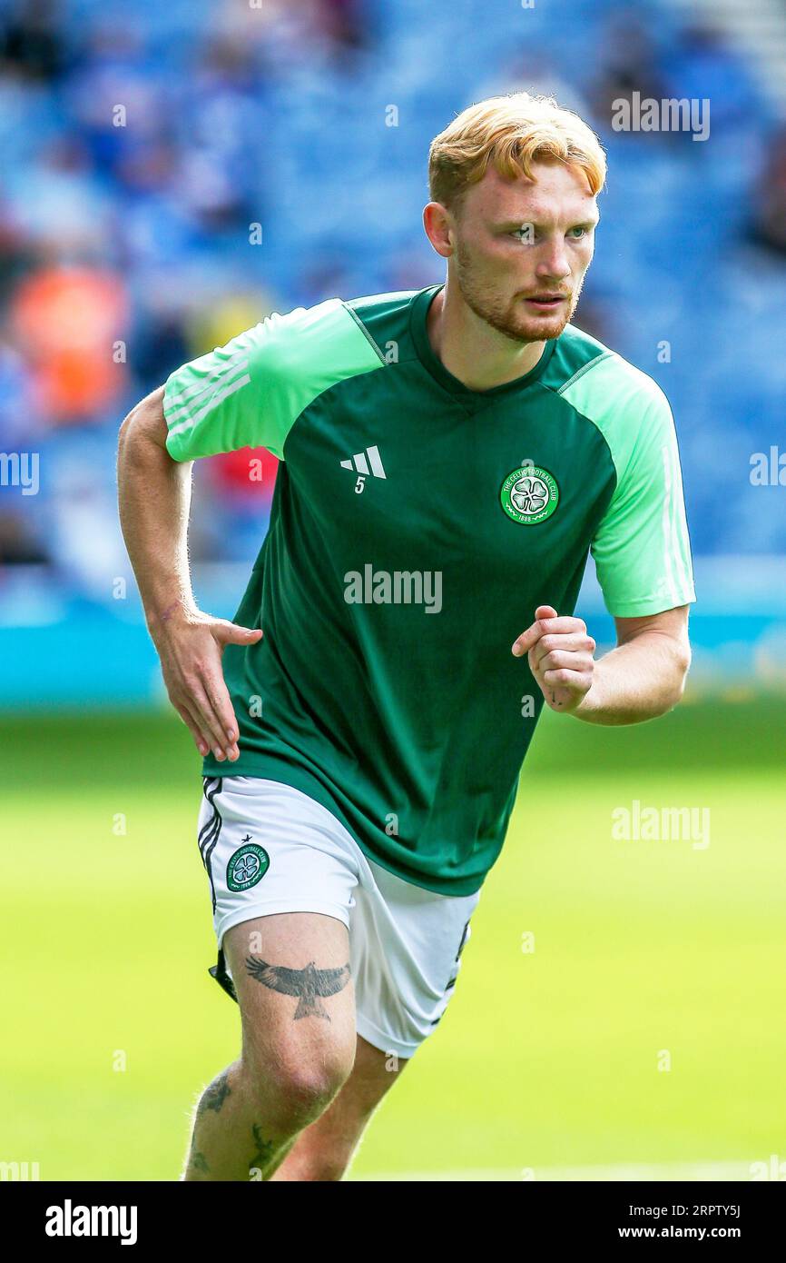LIAM SCALES, qui joue en tant que défenseur de l'équipe écossaise Premier, club de football celte, participant à une séance d'entraînement et d'échauffement avant un match. Banque D'Images