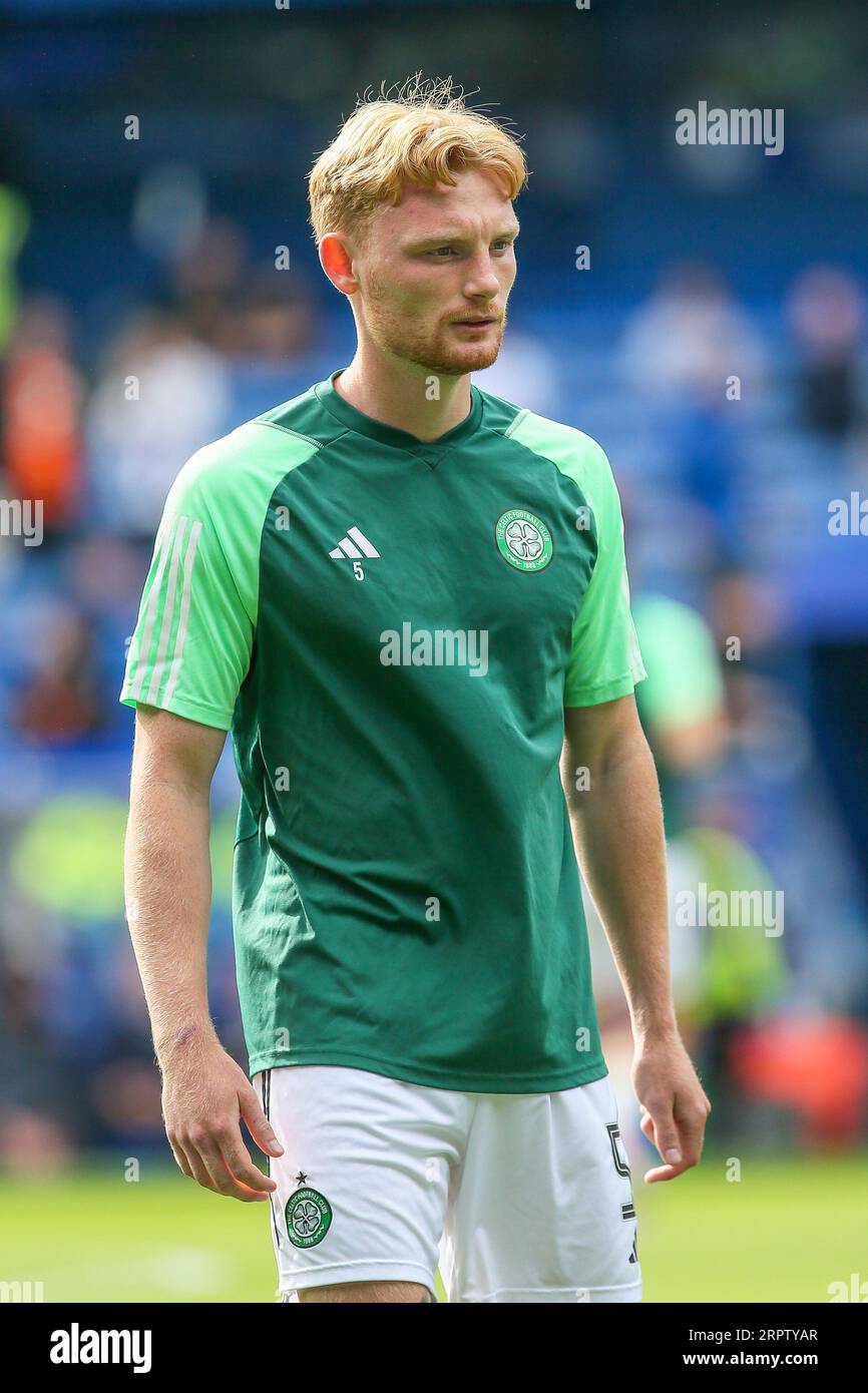 LIAM SCALES, qui joue en tant que défenseur de l'équipe écossaise Premier, club de football celte, participant à une séance d'entraînement et d'échauffement avant un match. Banque D'Images