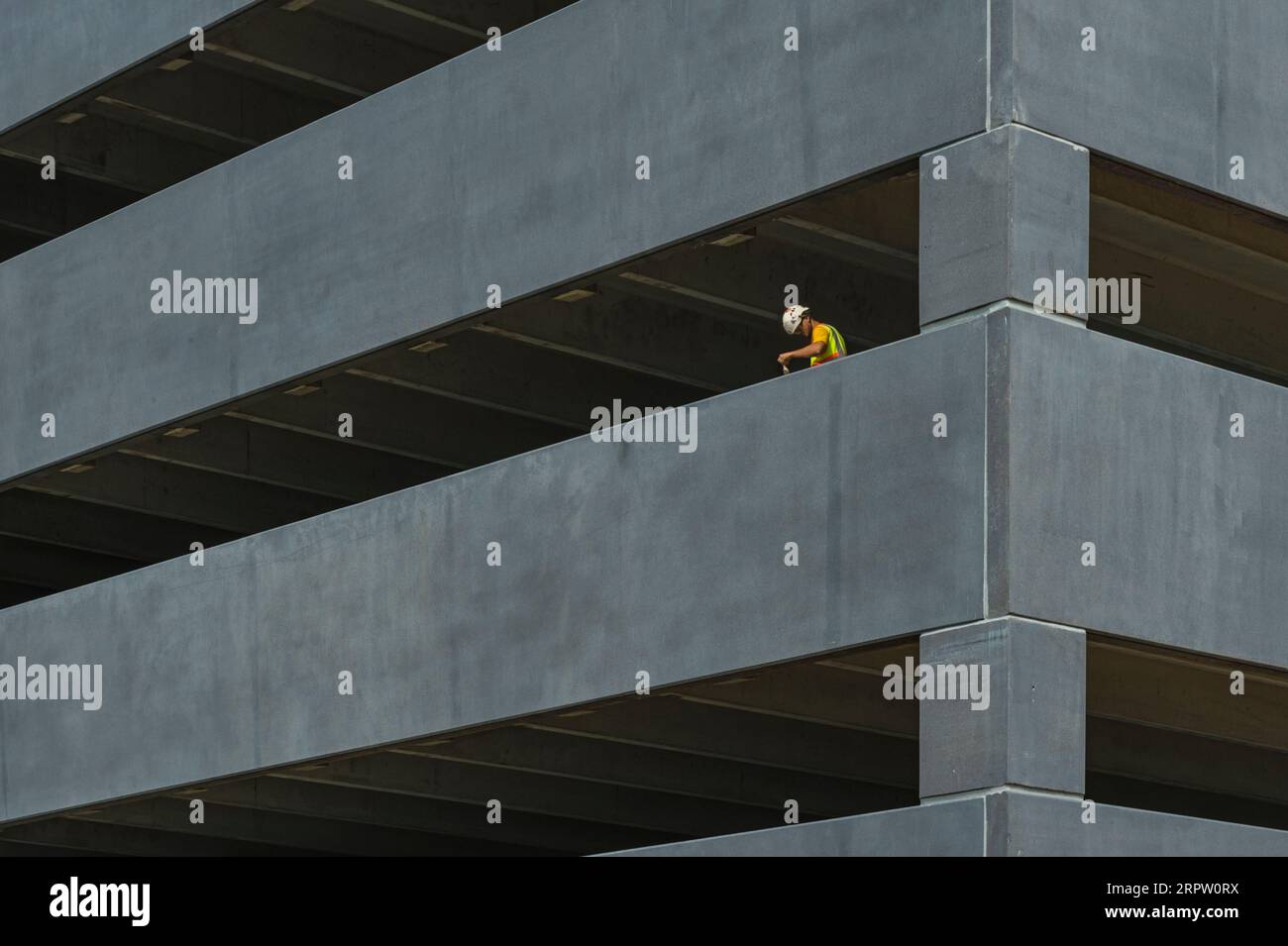 Travailleur de la construction peignant un nouveau parking de garage de voiture, Baltimore Maryland USA Banque D'Images