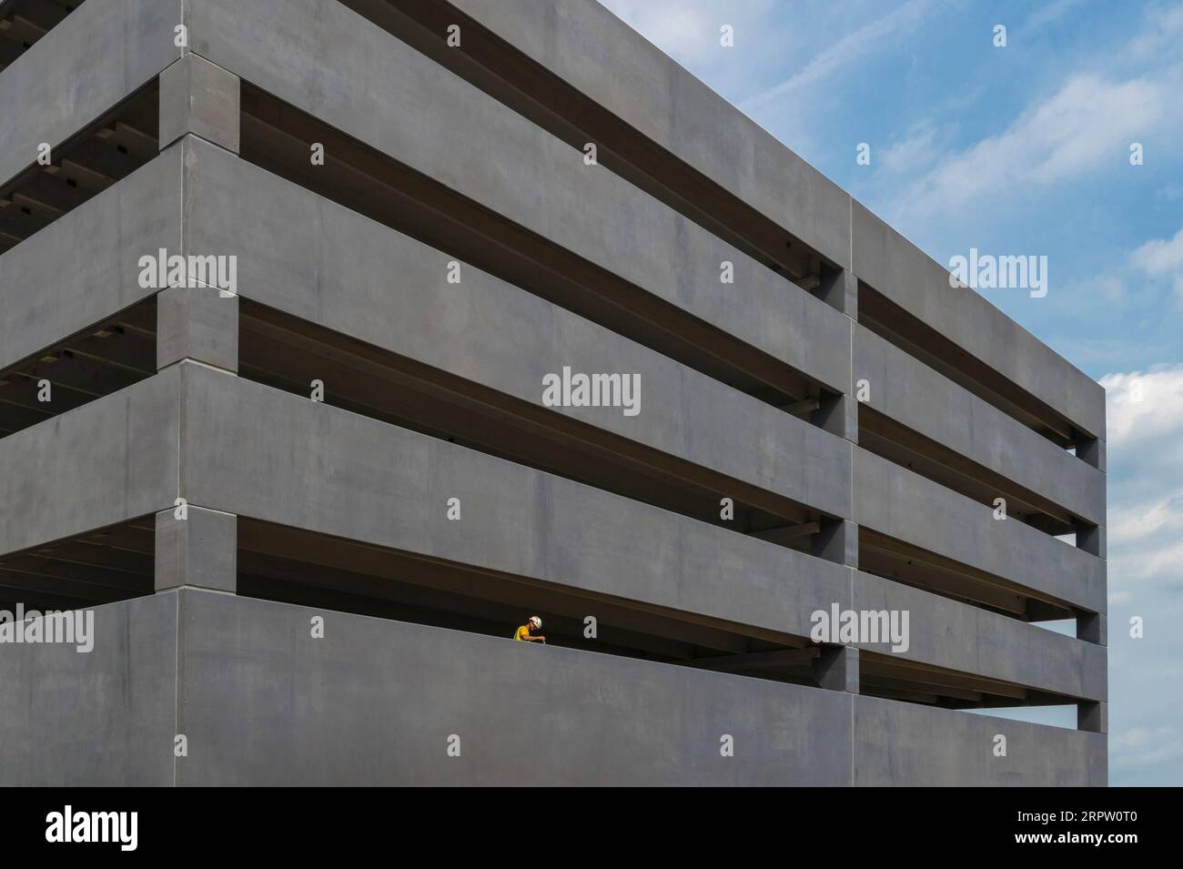 Travailleur de la construction peignant un nouveau parking de garage de voiture, Baltimore Maryland USA Banque D'Images