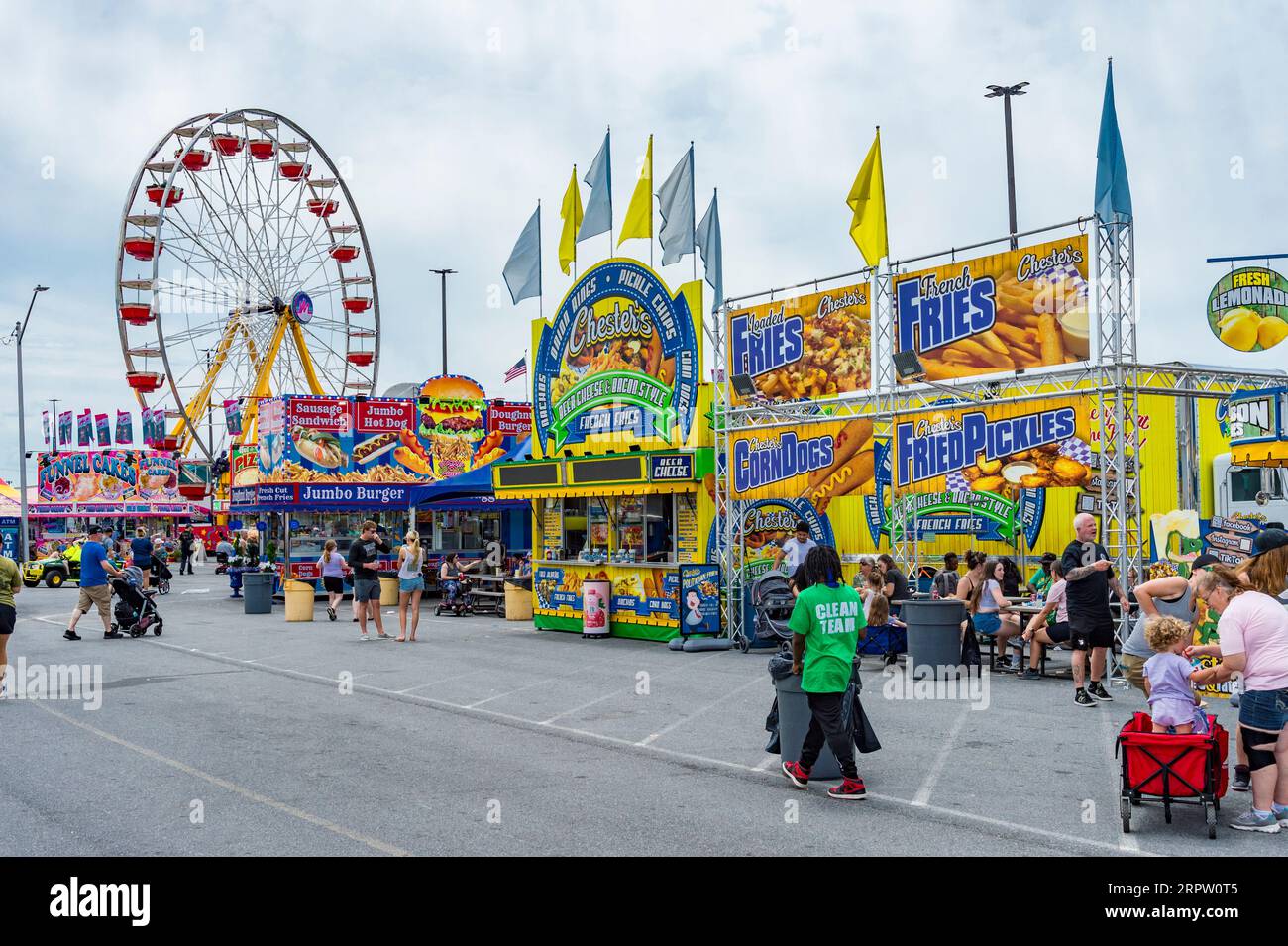 Grands stands de nourriture colorés à Delaware State Fair, Delaware USA Banque D'Images