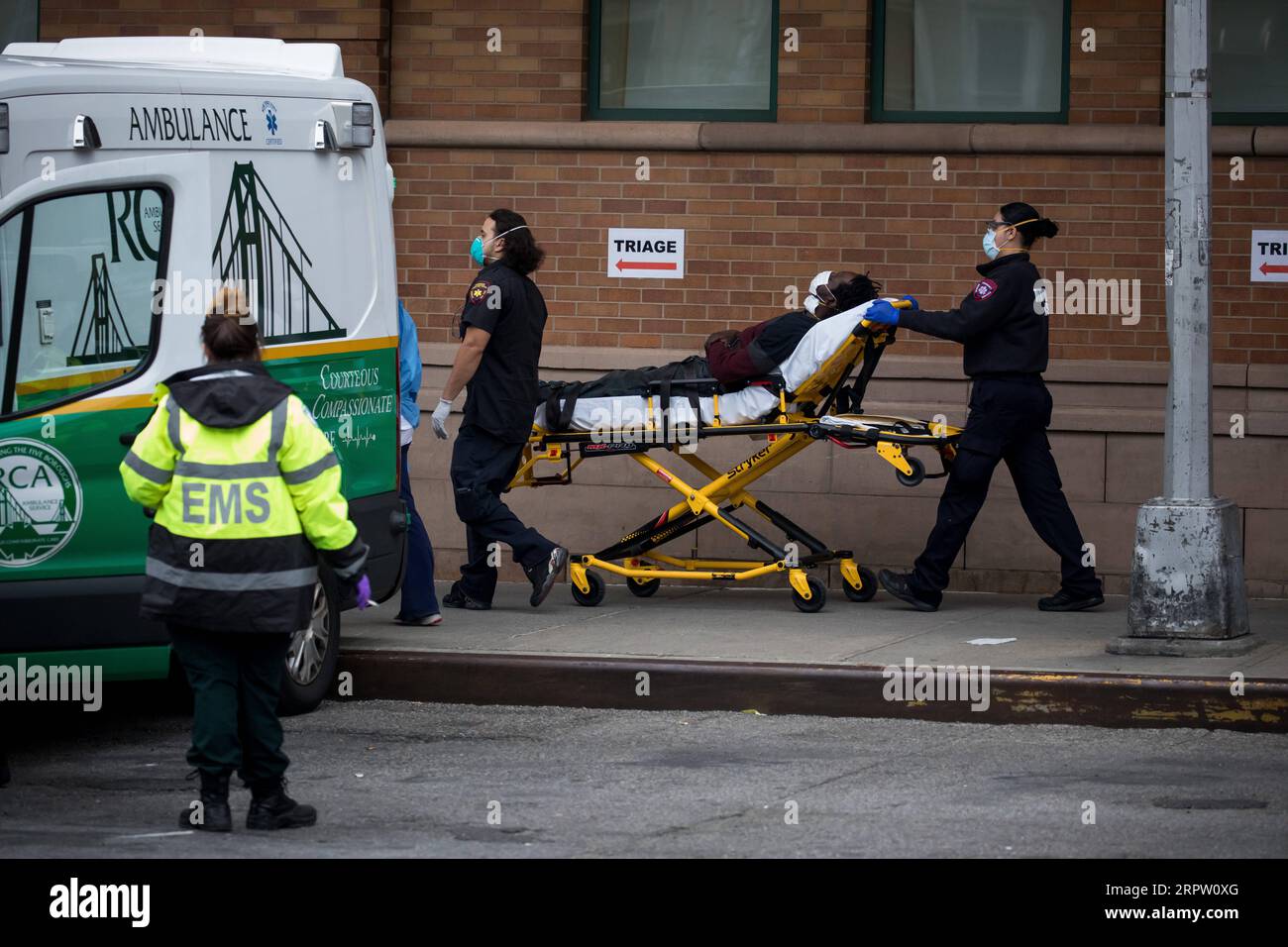 200420 -- NEW YORK, le 20 avril 2020 Xinhua -- des travailleurs de la santé conduisent un patient vers une tente de triage au centre médical Maimonides dans le quartier de Brooklyn à New York, aux États-Unis, le 19 avril 2020. Le nombre total de cas de COVID-19 aux États-Unis a dépassé 750 000 dimanche soir, atteignant 759 086 à partir de 8:00 h 0000 GMT lundi, selon le Center for Systems Science and Engineering CSSE de l’Université Johns Hopkins. Au total, 40 661 personnes sont mortes de la maladie dans le pays, selon le CSSE. Photo de Michael Nagle/Xinhua U.S.-NEW YORK-COVID-19 PUBLICATIONxNOTxINxCHN Banque D'Images