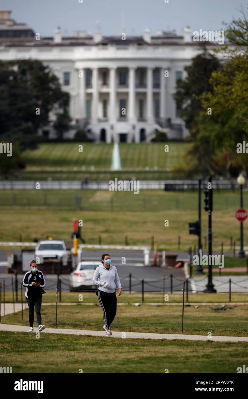 200420 -- WASHINGTON D.C., le 20 avril 2020 Xinhua -- des gens sont vus au National Mall à Washington D.C., États-Unis, le 19 avril 2020. Le nombre total de cas de COVID-19 aux États-Unis a dépassé 750 000 dimanche soir, atteignant 759 086 à partir de 8:00 h 0000 GMT lundi, selon le Center for Systems Science and Engineering CSSE de l’Université Johns Hopkins. Au total, 40 661 personnes sont mortes de la maladie dans le pays, selon le CSSE. Photo de Ting Shen/Xinhua U.S.-COVID-19-CAS ET DÉCÈS PUBLICATIONxNOTxINxCHN Banque D'Images