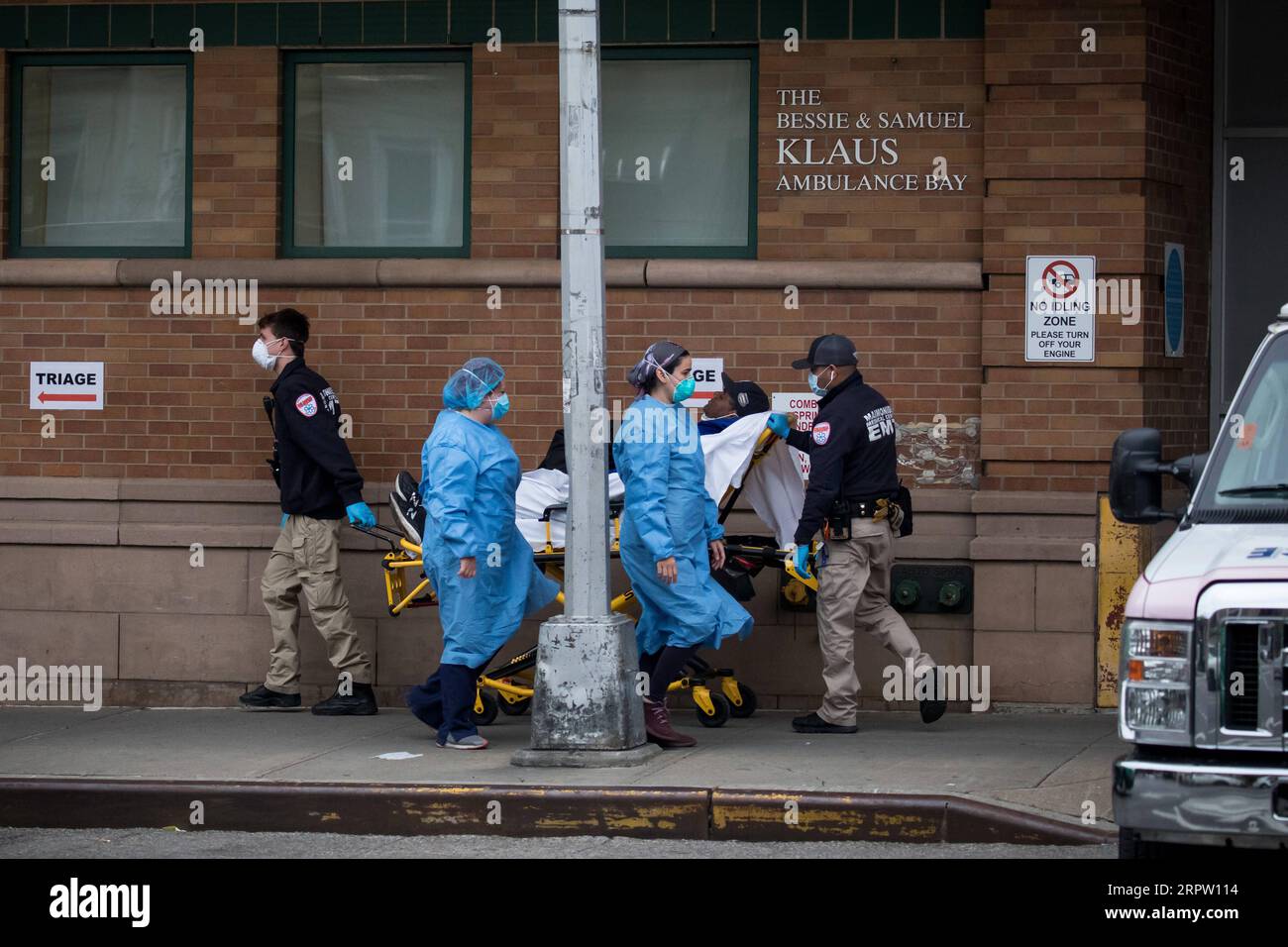 200420 -- NEW YORK, le 20 avril 2020 Xinhua -- des travailleurs de la santé conduisent un patient vers une tente de triage au Maimonides Medical Center dans le quartier de Brooklyn à New York, aux États-Unis, le 19 avril 2020. Le nombre total de cas de COVID-19 aux États-Unis a dépassé 750 000 dimanche soir, atteignant 759 086 à partir de 8:00 h 0000 GMT lundi, selon le Center for Systems Science and Engineering CSSE de l’Université Johns Hopkins. Au total, 40 661 personnes sont mortes de la maladie dans le pays, selon le CSSE. Photo de Michael Nagle/Xinhua U.S.-NEW YORK-COVID-19 PUBLICATIONxNOTxINxCHN Banque D'Images