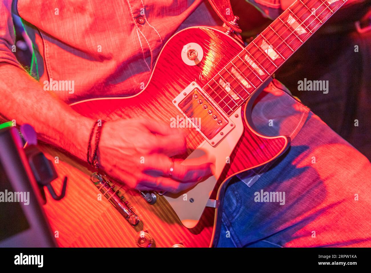 Joueur de guitare Motion Blur sur scène Banque D'Images