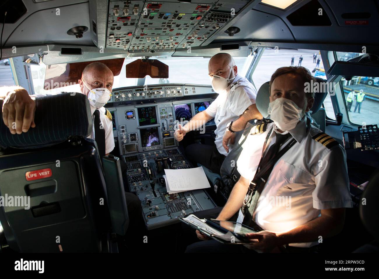 200421 -- BUENOS AIRES, le 21 avril 2020 Xinhua -- les pilotes d'un avion charter posent pour des photos avant son départ pour Shanghai en Chine depuis l'aéroport international Ezeiza de Buenos Aires, Argentine, le 17 avril 2020. Après avoir parcouru plus de 38 000 km en quelque 56 heures, le tout premier vol direct de la Chine à l’Argentine a atterri samedi à Buenos Aires, transportant des fournitures médicales nécessaires de toute urgence pour lutter contre le COVID-19. POUR ALLER AVEC Feature : le premier vol direct Chine-Argentine parcourt plus de 38 000 km, livre des fournitures médicales contre COVID-19 photo par Martin Zabala/Xinhua ARGENTINA-BUENOS AIRES-COVID- Banque D'Images