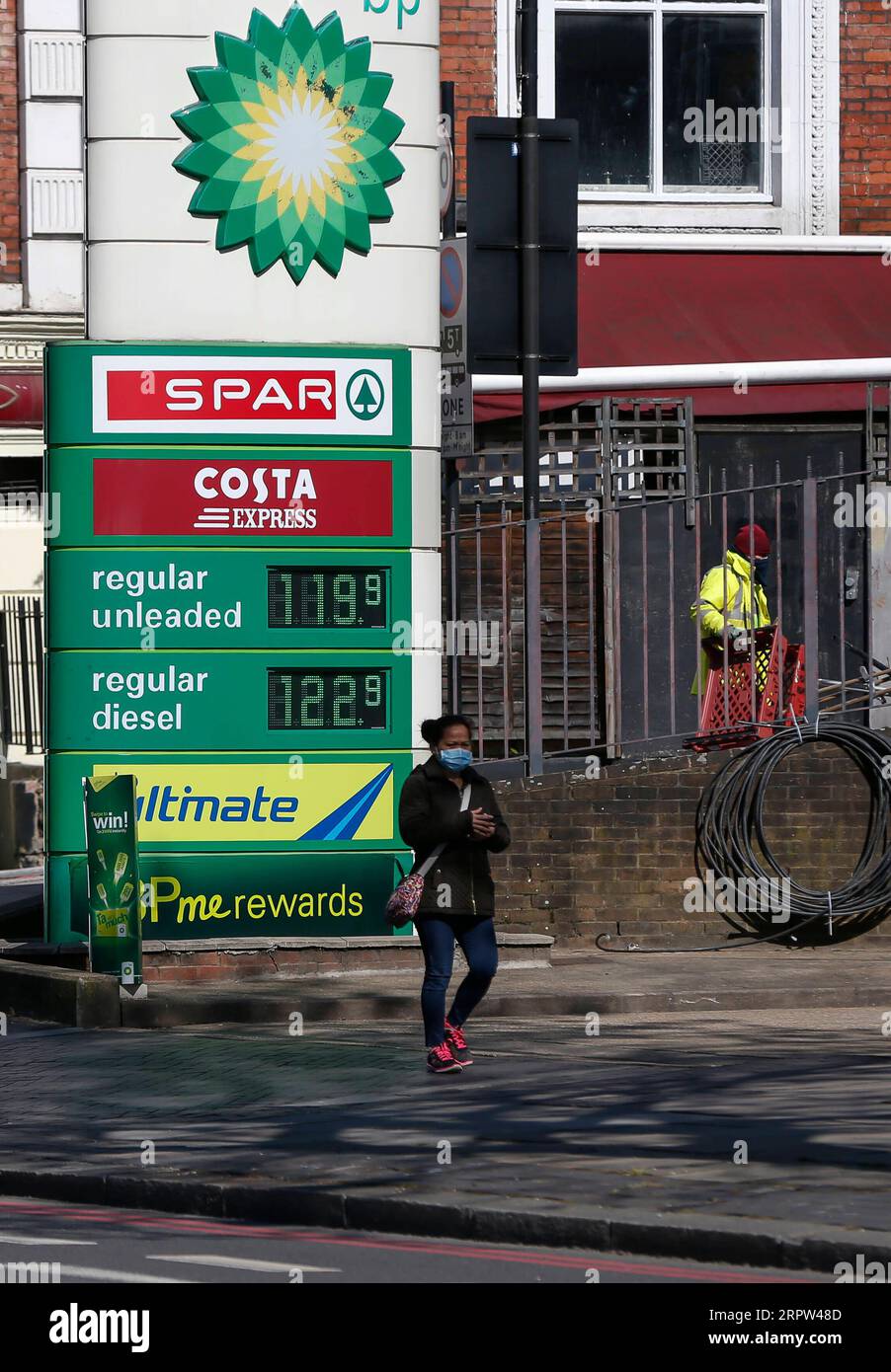 200421 -- LONDRES, le 21 avril 2020 -- Une femme passe devant une station-service à Londres, en Grande-Bretagne, le 21 avril 2020. Le brut Brent a chuté à 22 dollars américains le baril à un moment donné mardi matin alors que la demande mondiale de pétrole s’effondre en raison du confinement dans de nombreux pays pour lutter contre la pandémie de coronavirus. BRITAIN-LONDON-BRENT CRUDE HanxYan PUBLICATIONxNOTxINxCHN Banque D'Images