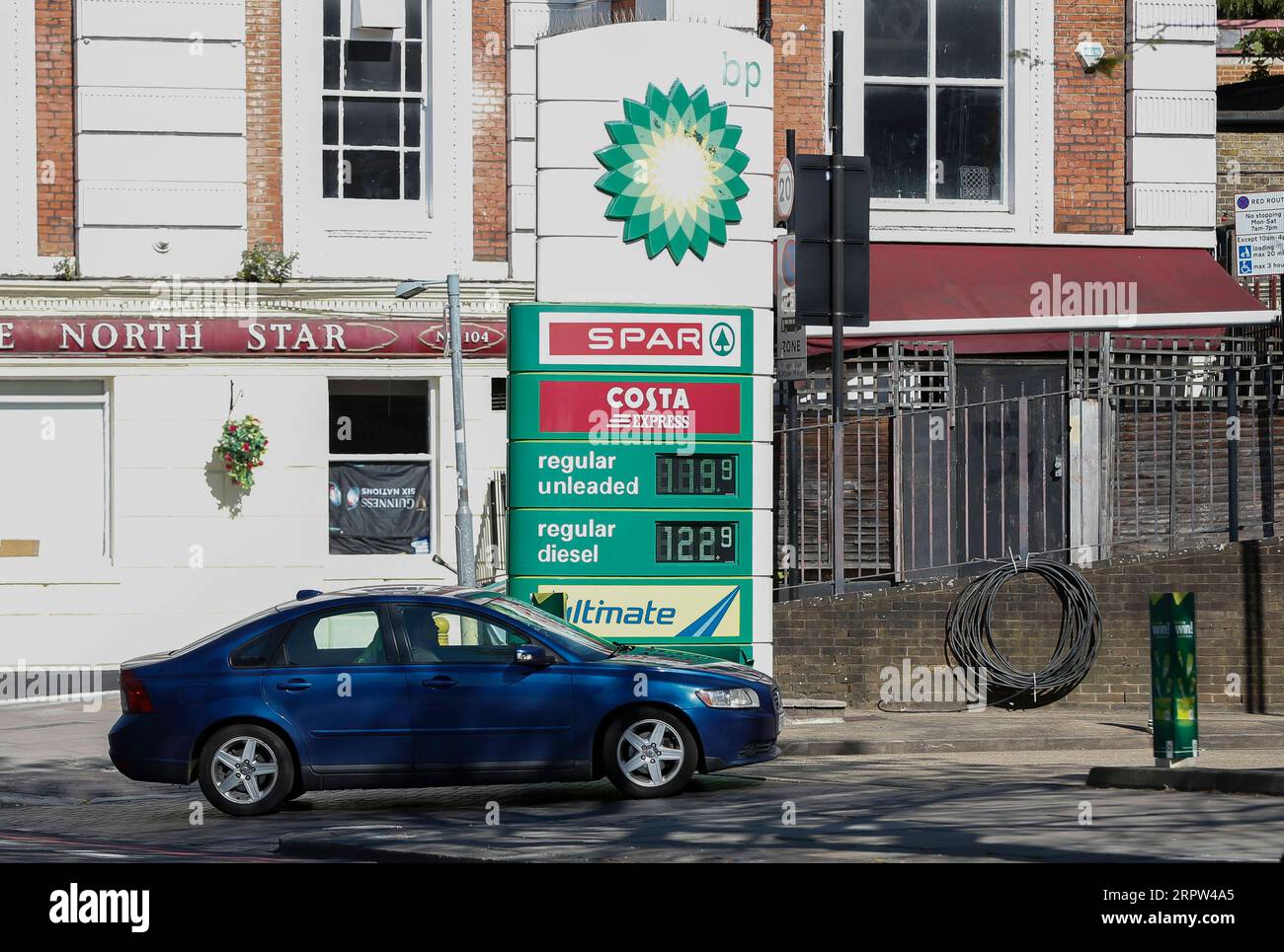 200421 -- LONDRES, le 21 avril 2020 -- Une voiture arrive dans une station-service à Londres, en Grande-Bretagne, le 21 avril 2020. Le brut Brent a chuté à 22 dollars américains le baril à un moment donné mardi matin alors que la demande mondiale de pétrole s’effondre en raison du confinement dans de nombreux pays pour lutter contre la pandémie de coronavirus. BRITAIN-LONDON-BRENT CRUDE HanxYan PUBLICATIONxNOTxINxCHN Banque D'Images