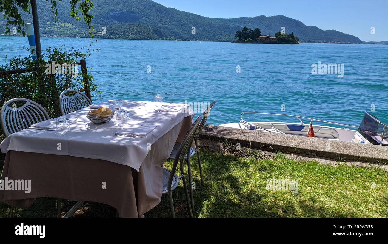table de restaurant au bord du lac avec vue panoramique sur le lac Banque D'Images