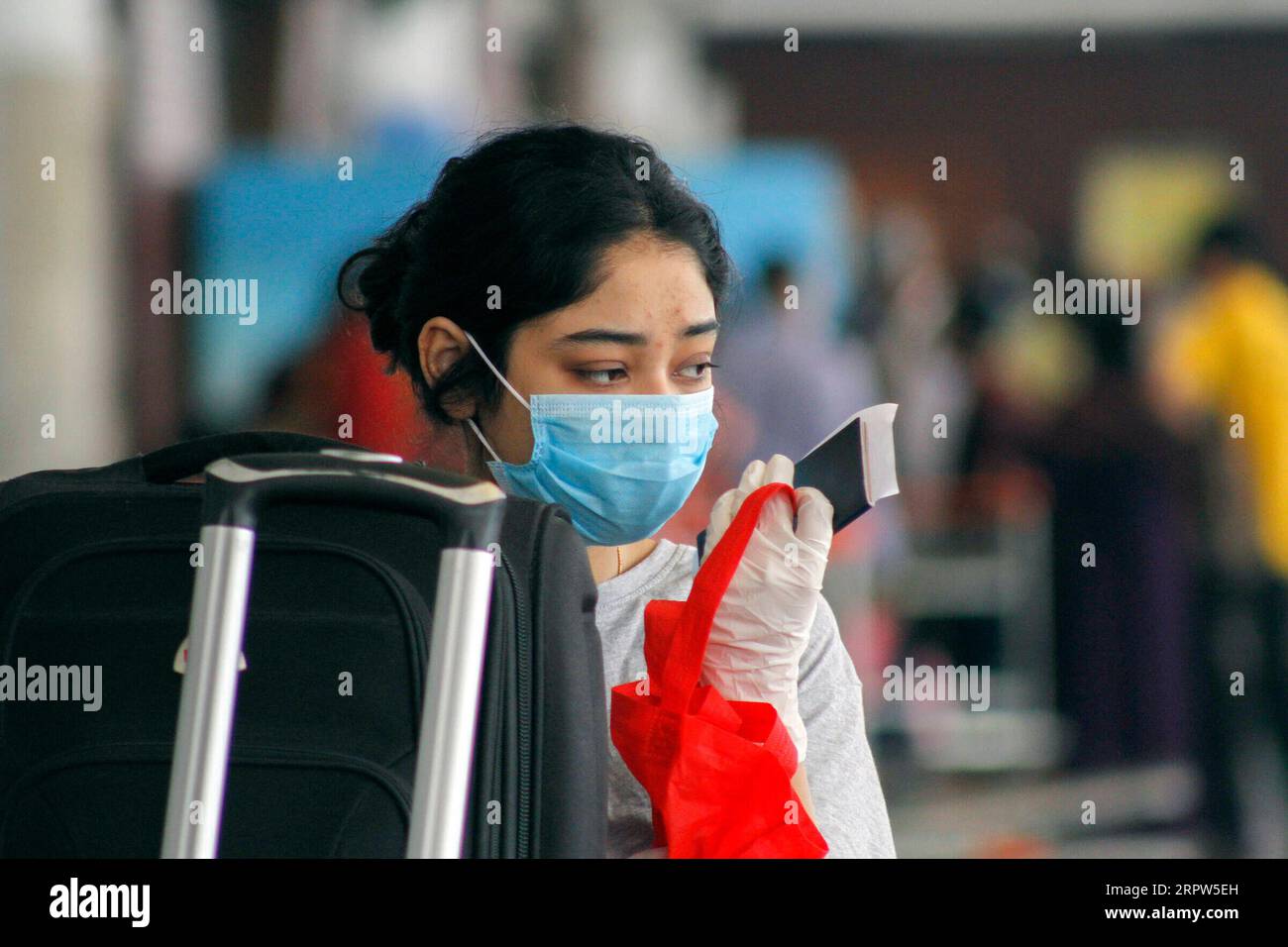 200422 -- DHAKA, le 22 avril 2020 Xinhua -- Une fille attend de rentrer chez elle en vertu d'un arrangement spécial à l'aéroport international Hazrat Shahjalal de Dhaka, Bangladesh, le 21 avril 2020. Des centaines d’étrangers au Bangladesh sont rentrés chez eux avec des vols charters en raison de la pandémie de COVID-19. Str/Xinhua BANGLADESH-DHAKA-COVID-19-RESSORTISSANTS-ÉTRANGERS-RETOUR-DOMICILE PUBLICATIONxNOTxINxCHN Banque D'Images