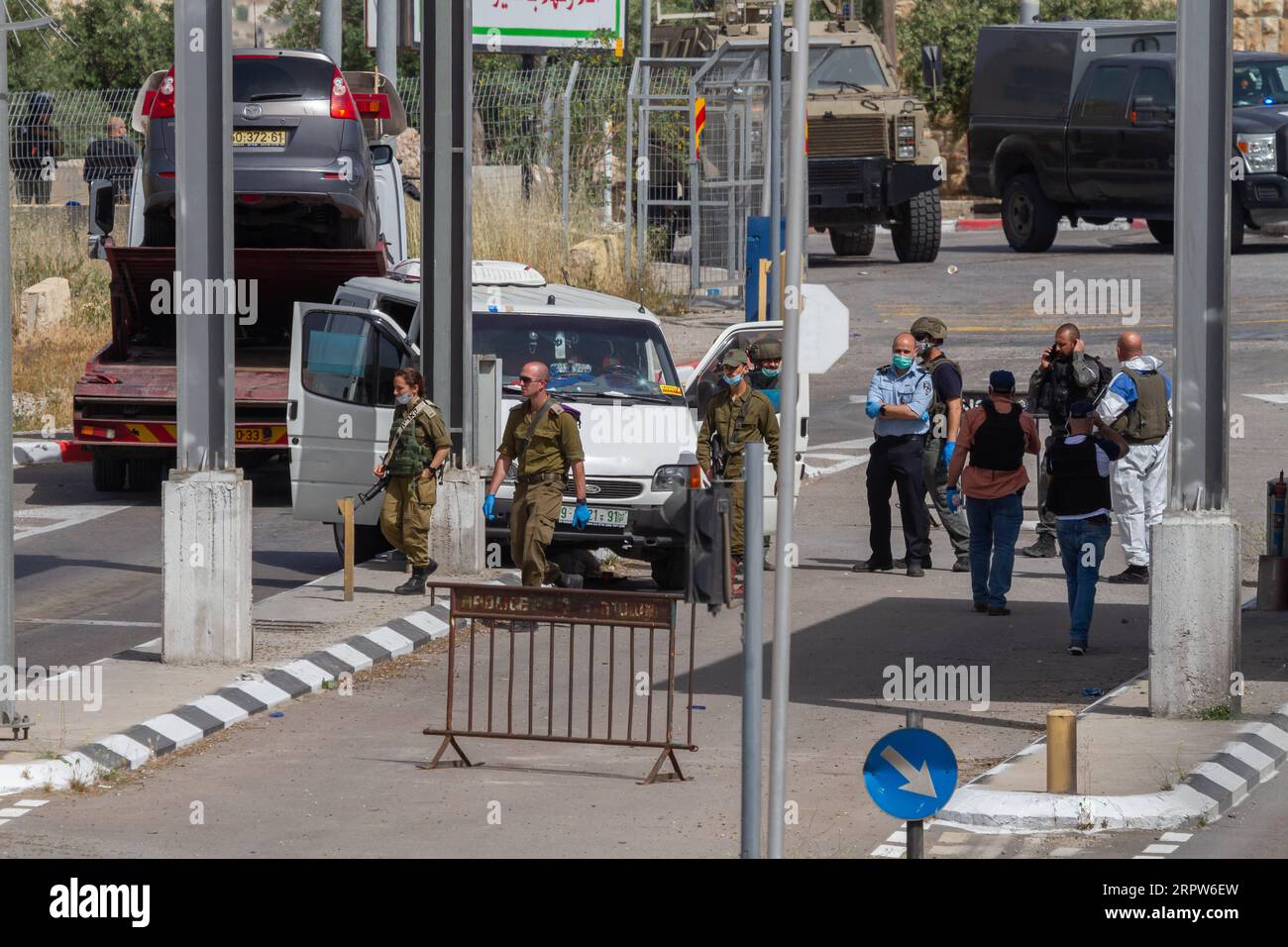 200422 -- BETHLÉEM, le 22 avril 2020 Xinhua -- les forces israéliennes et les médecins se rassemblent à un poste de contrôle à Abu dis le 22 avril 2020. Les forces israéliennes ont abattu mercredi un palestinien après avoir percuté son véhicule contre un poste de contrôle israélien et poignardé un policier là-bas, a déclaré la police. Photo de Luay Sababa/Xinhua MIDEAST-ABU DIS-CHECKPOINT-ATTACK PUBLICATIONxNOTxINxCHN Banque D'Images