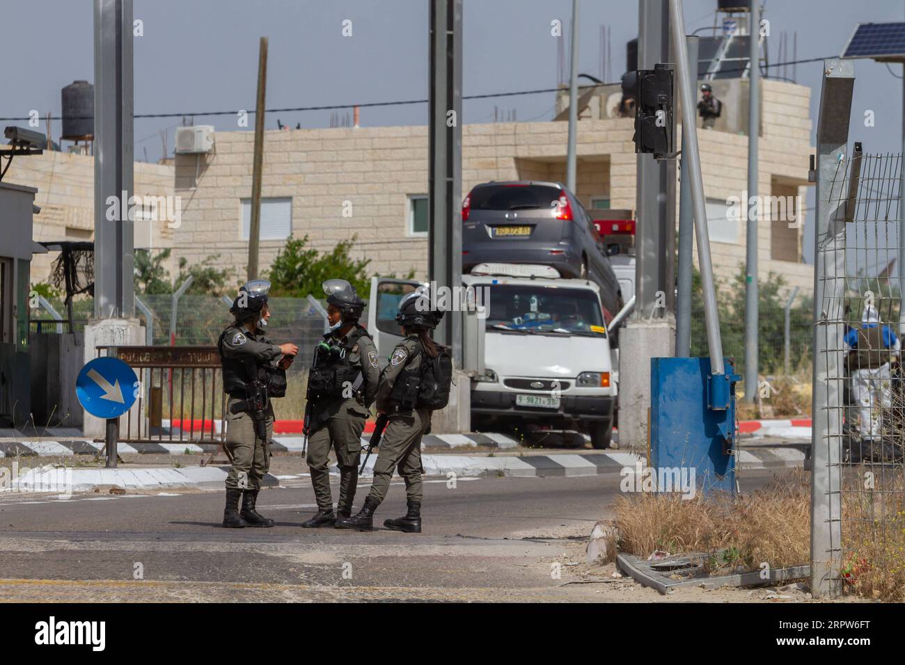 200422 -- BETHLÉEM, le 22 avril 2020 Xinhua -- les forces israéliennes montent la garde sur les lieux d'une attaque à l'arme blanche à un poste de contrôle à Abu dis le 22 avril 2020. Les forces israéliennes ont abattu mercredi un palestinien après avoir percuté son véhicule contre un poste de contrôle israélien et poignardé un policier là-bas, a déclaré la police. Photo de Luay Sababa/Xinhua MIDEAST-ABU DIS-CHECKPOINT-ATTACK PUBLICATIONxNOTxINxCHN Banque D'Images