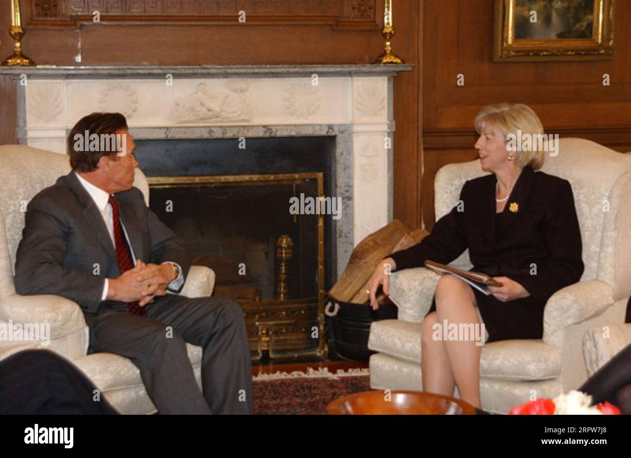 Visite du gouverneur de Californie Arnold Schwarzenegger, à gauche, au siège du ministère de l'intérieur, Washington, D.C., pour des discussions avec le secrétaire Gale Norton, à droite, et d'autres fonctionnaires de l'intérieur Banque D'Images