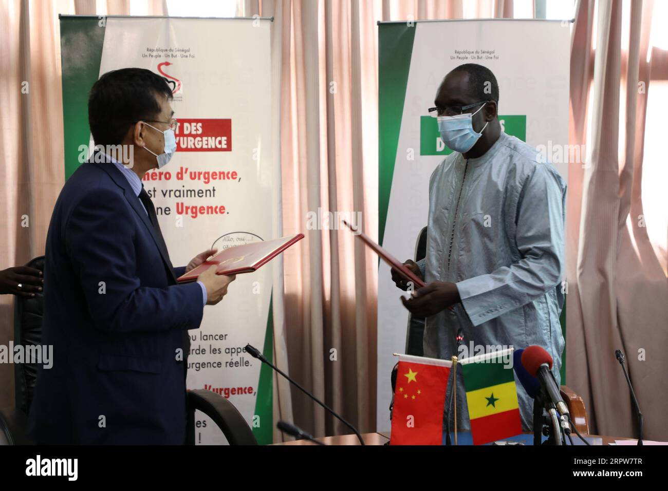 200423 -- DAKAR, le 23 avril 2020 Xinhua -- l'ambassadeur de Chine au Sénégal Zhang Xun L et le ministre sénégalais de la Santé et de l'action sociale Abdoulaye Diouf Sarr échangent des documents de réception à Dakar, Sénégal, le 22 avril 2020. Le deuxième lot d’aides médicales offert par le gouvernement chinois au Sénégal a été reçu mercredi par le ministre sénégalais de la Santé et de l’action sociale Abdoulaye Diouf Sarr à Dakar. Photo Eddy Peters/Xinhua SÉNÉGAL-SIDA MÉDICAL-CHINE PUBLICATIONxNOTxINxCHN Banque D'Images