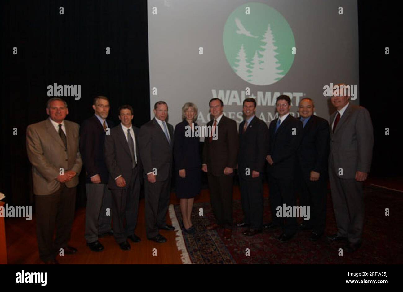 Président du Fonds de conservation Larry Selzer, troisième à gauche, président de la National Fish and Wildlife Foundation Max Chapman, Jr., quatrième à gauche, secrétaire Gale Norton, cinquième à gauche, Mike Duke de Wal-Mart, sixième à gauche, John Berry, directeur exécutif de la Fondation, septième à gauche, parmi les officiels présents pour un événement à la National Geographic Society, célébrant le partenariat entre Fondation et Wal-Mart « Acres for America » Banque D'Images