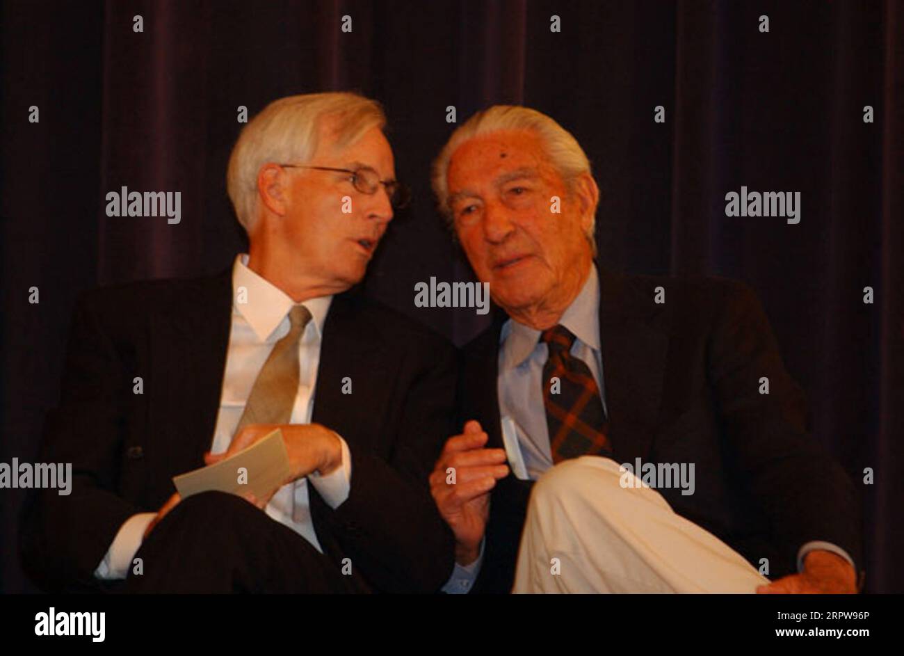 Terrence Bracy, à gauche, président de la Fondation Morris Udall, avec l'ancien secrétaire de l'intérieur Stewart Udall lors d'événements au siège du ministère de l'intérieur en l'honneur de l'ancien secrétaire et du défunt membre du Congrès Morris Udall Banque D'Images