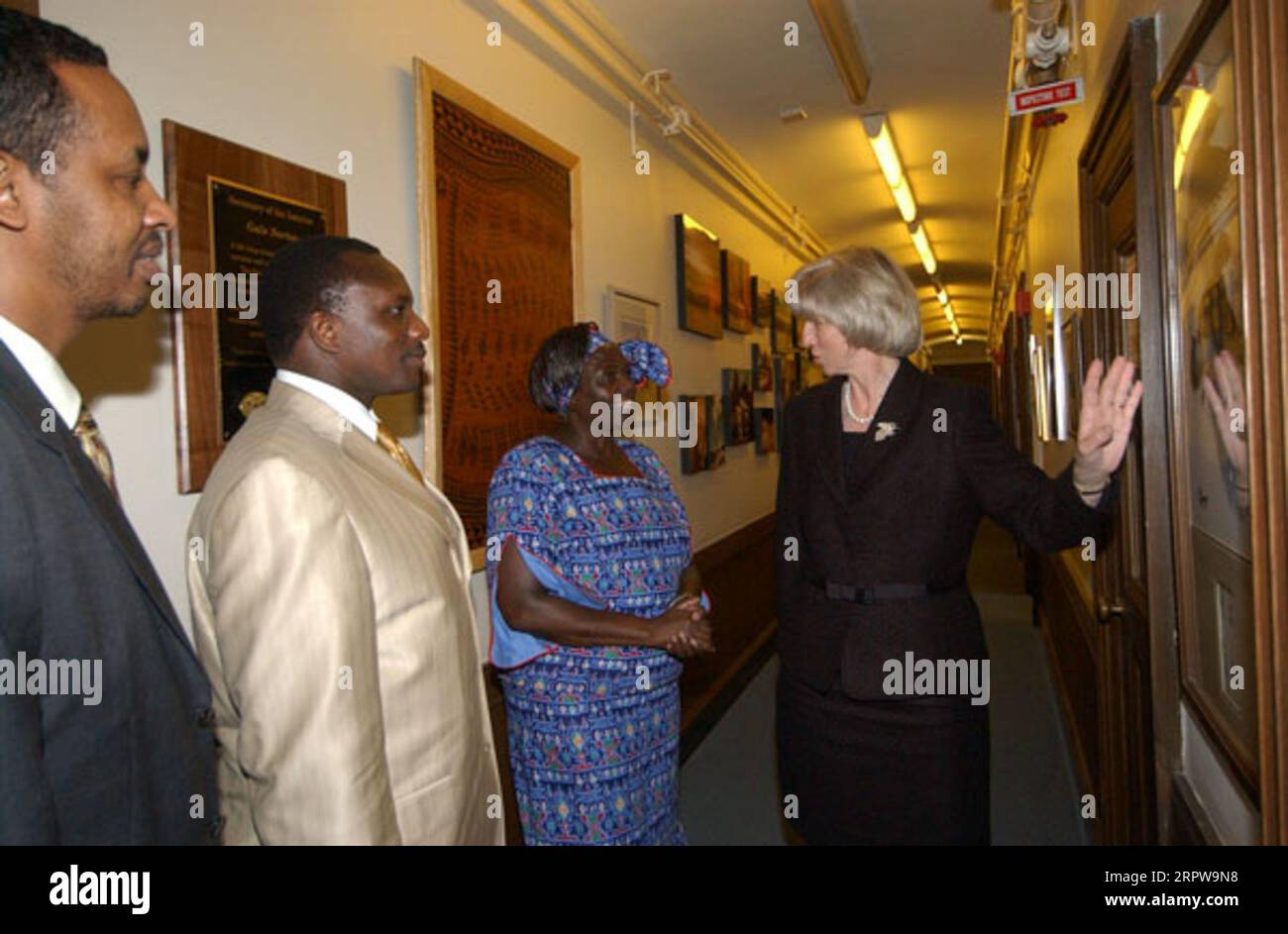 Le secrétaire Gale Norton donne une visite du siège du ministère de l'intérieur au ministre adjoint de l'Environnement et des Ressources naturelles du Kenya, Wangari Maathai, à gauche de Norton, et à l'ambassadeur du Kenya aux États-Unis, Leonard Ngaithe, à gauche de Maathai, pendant la visite de la délégation kenyane à Washington, D.C. Banque D'Images