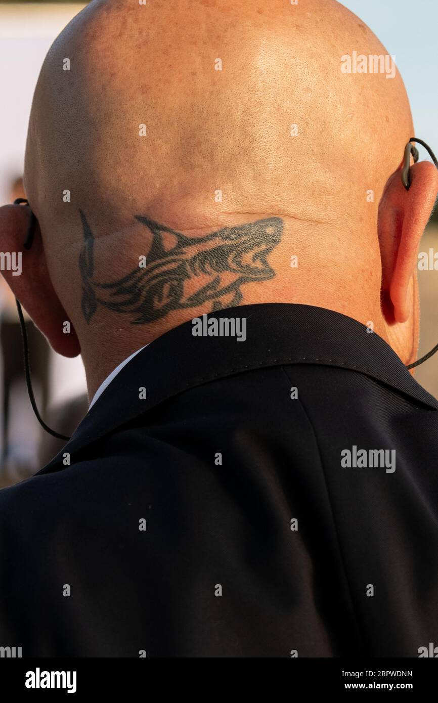 Toulon, France. 04 septembre 2023. Un homme avec un tatouage de l'équipe de  rugby Sharks vu à la cérémonie. La cérémonie officielle d'accueil de  l'équipe nationale sud-africaine de rugby à la coupe