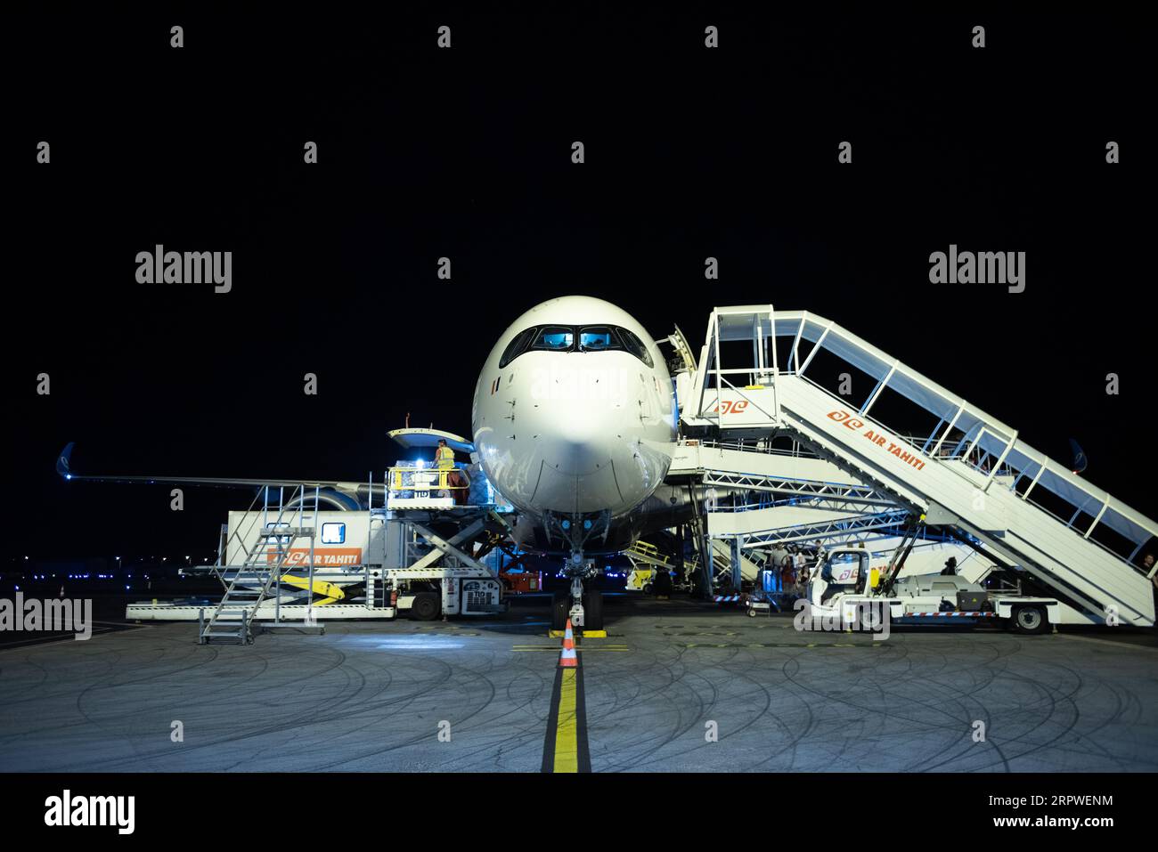 Avion sur piste la nuit, air tahiti, LAX Banque D'Images