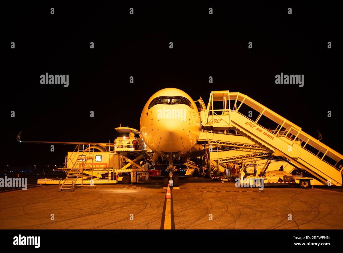Avion sur piste la nuit, air tahiti, LAX Banque D'Images