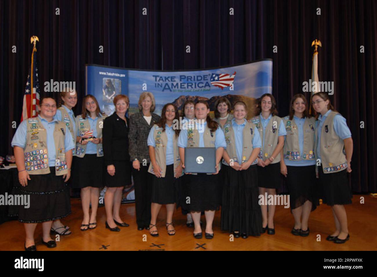 La directrice de Take Pride in America, Martha Allbright, quatrième à partir de la gauche, et la secrétaire Gale Norton, cinquième à partir de la gauche, avec les membres de la troupe Girl Scout 187 et 506 de New Concord, Ohio, honorée avec le prix Take Pride in America 2005 pour les zones humides, le sentier de la nature, d'autres projets améliorant Camp Falls Run dans le nord-ouest des Appalaches Banque D'Images