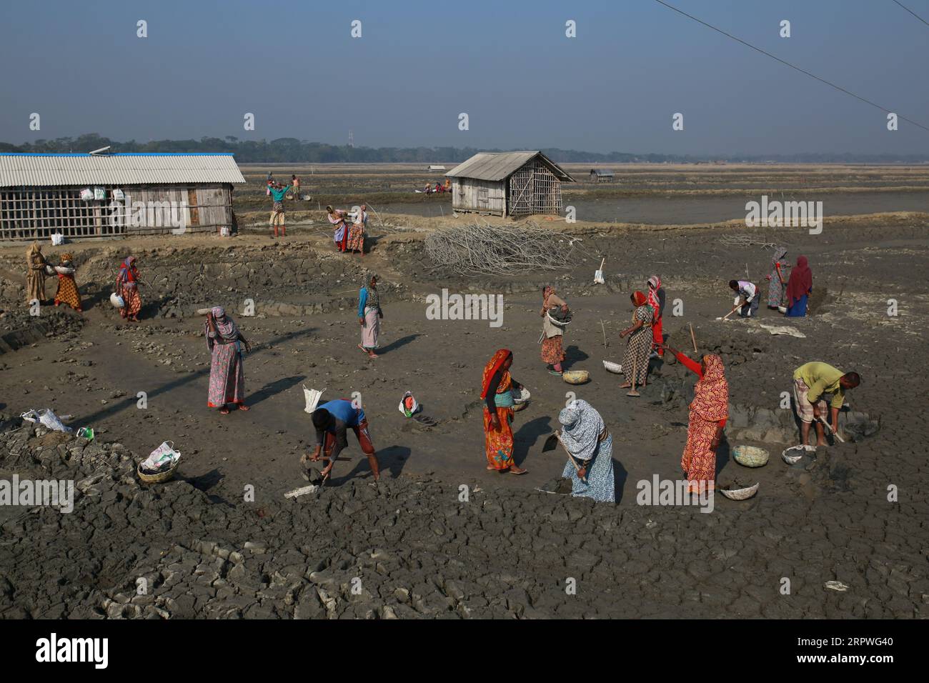 Les villageois réparent le barrage après qu’un cyclone ait frappé les zones côtières du Bangladesh le 5 janvier 2021. Des millions de personnes sont touchées par la crise climatique dans les ceintures côtières du Bangladesh. Banque D'Images