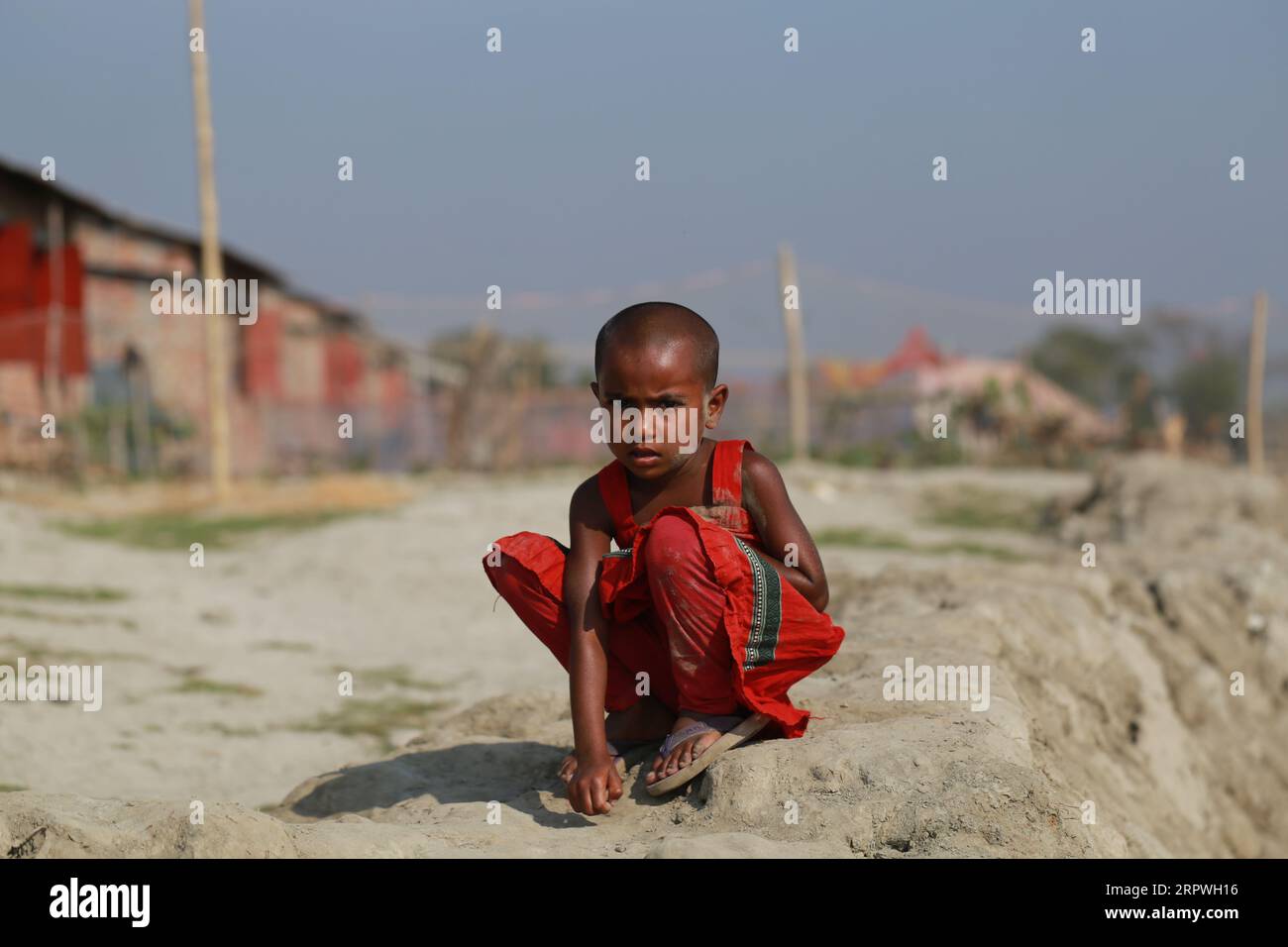 Un enfant est vu dans un village de Sathkhira, au Bangladesh, le 5 janvier 2021. Des millions de personnes sont touchées par la crise climatique dans les ceintures côtières du Bangladesh. Banque D'Images