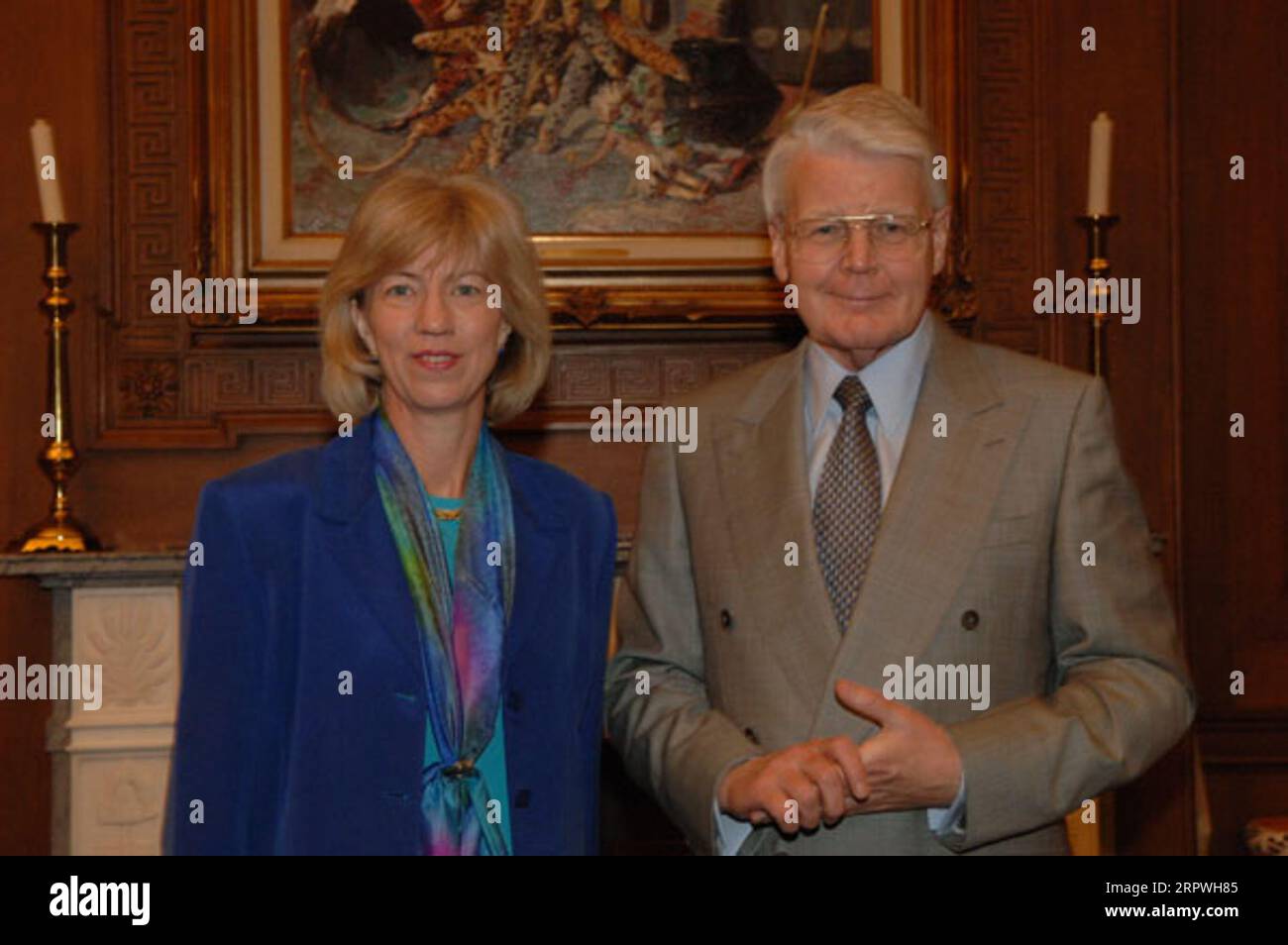 Le secrétaire Gale Norton, à gauche, avec le président islandais Olafur Ragnar Grimsson, lors de la visite de Grimsson au siège du ministère de l'intérieur Banque D'Images