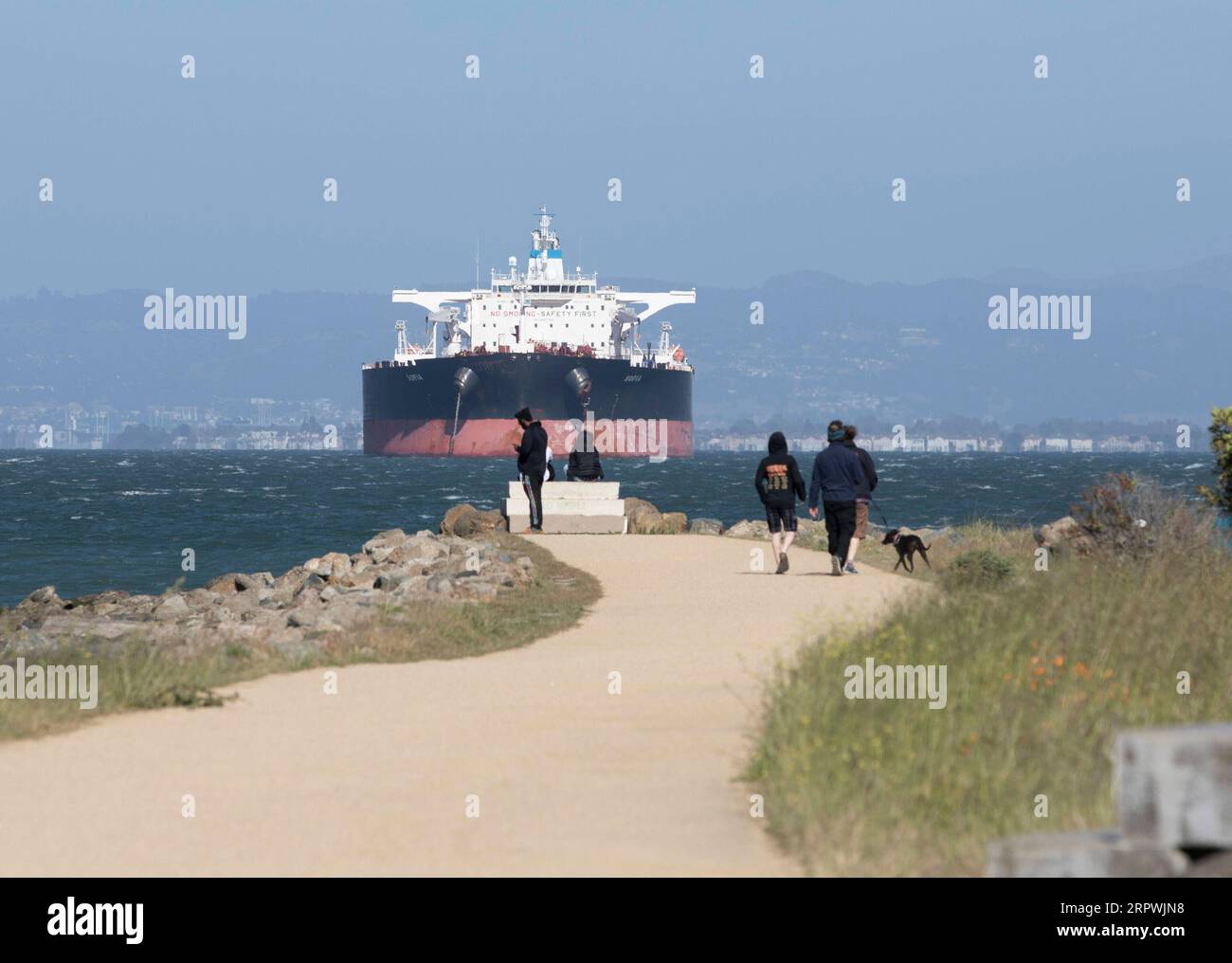 200428 -- SAN FRANCISCO, le 28 avril 2020 -- un pétrolier est en mer dans la région de la baie de San Francisco, aux États-Unis, le 26 avril 2020. Plus de 30 pétroliers transportant plus de 20 millions de barils de pétrole brut sont stationnés entre long Beach et la région de la baie de San Francisco. Photo de /Xinhua U.S.-SAN FRANCISCO-COVID-19-PÉTROLIER LixJianguo PUBLICATIONxNOTxINxCHN Banque D'Images