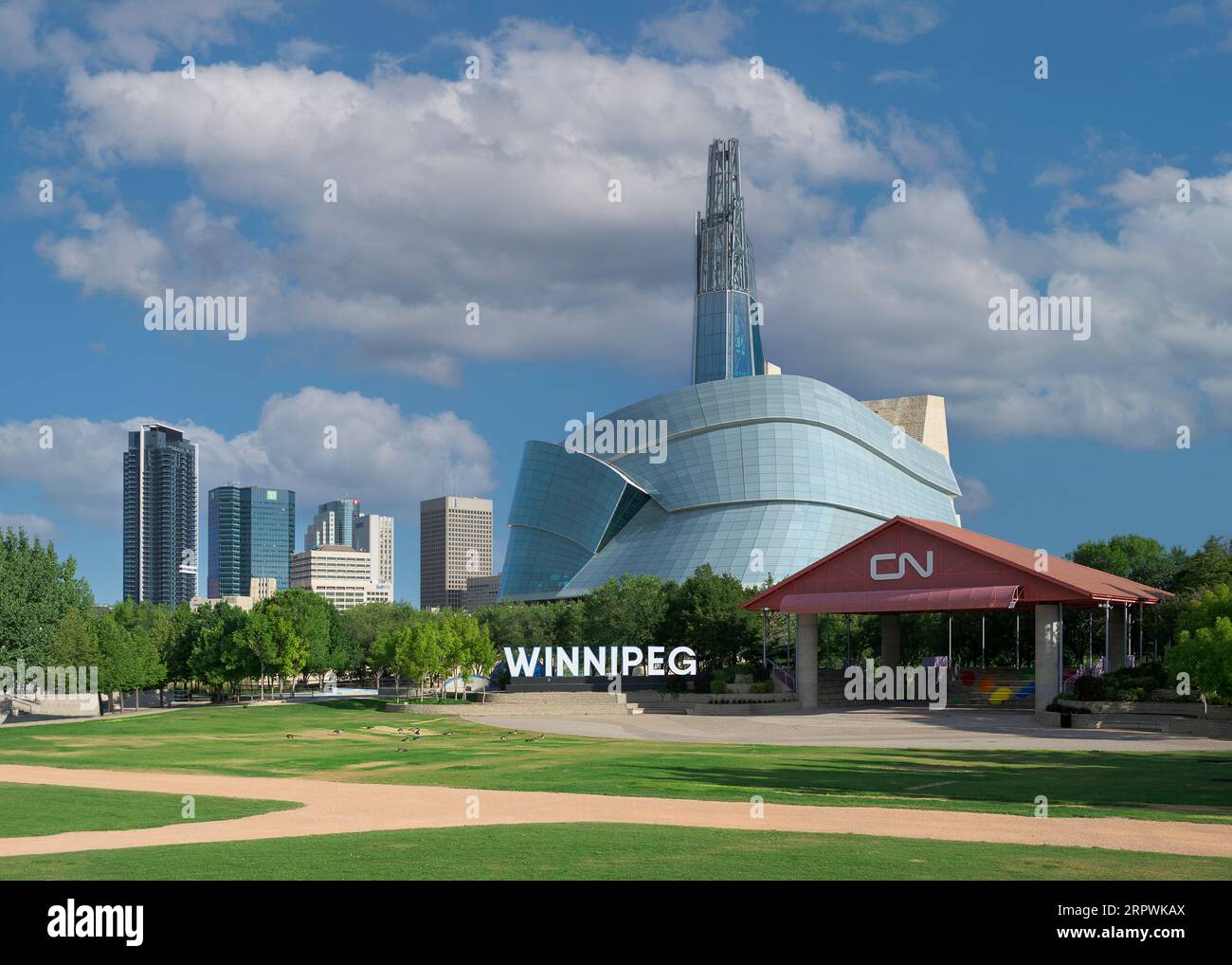 Musée canadien des droits de la personne avec Skyline à Winnipeg, Manitoba Banque D'Images