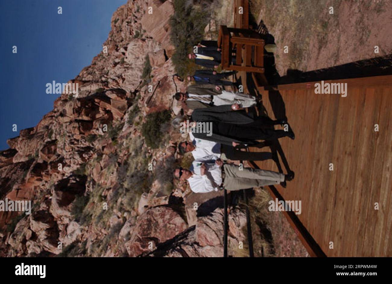 La secrétaire Gale Norton visite la Red Rock Canyon National conservation Area, près de Las Vegas, Nevada, où elle a annoncé l'approbation de 1,08 milliards de dollars, en vertu de la loi sur la gestion des terres publiques du Nevada du Sud, pour des projets impliquant des parcs et des sentiers, l'amélioration des immobilisations, des initiatives de conservation, l'acquisition de terres sensibles sur le plan environnemental, la protection d'habitats multi-espèces, la restauration du lac Tahoe Banque D'Images