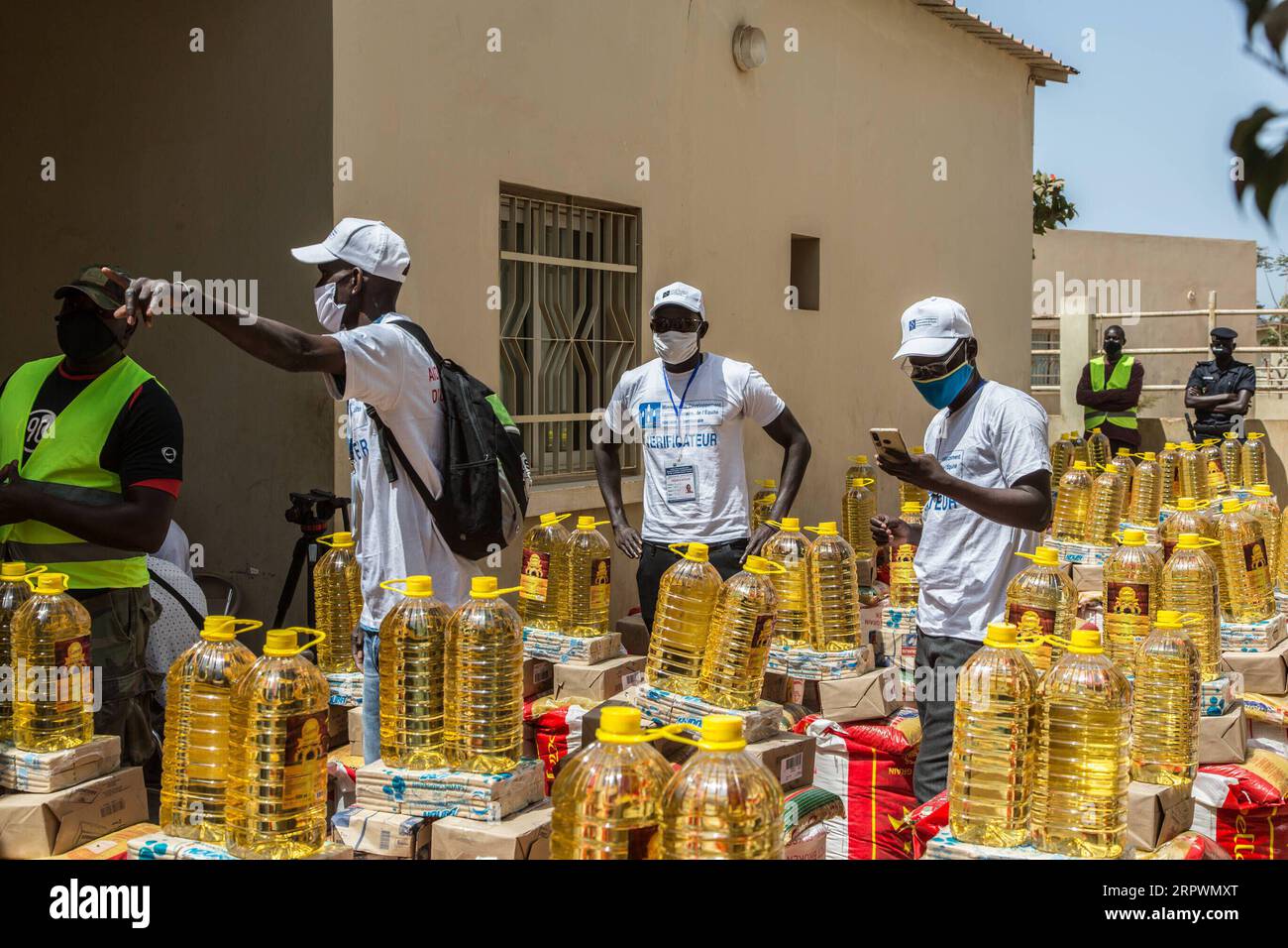 200429 -- DAKAR, le 29 avril 2020 Xinhua -- des travailleurs municipaux préparent des kits d'aide alimentaire dans un centre de distribution à Pikine, au Sénégal, le 28 avril 2020. Le gouvernement sénégalais a lancé mardi une opération de distribution d’aide alimentaire pour venir en aide à 1 millions de ménages vulnérables touchés par le COVID-19. À ce jour, le Sénégal a signalé 823 cas confirmés de COVID-19, dont 9 décès et 296 cas guéris, depuis l’apparition de la pandémie dans le pays le 2 mars. Photo Eddy Peters/Xinhua SÉNÉGAL-AIDE ALIMENTAIRE-COVID-19 PUBLICATIONxNOTxINxCHN Banque D'Images