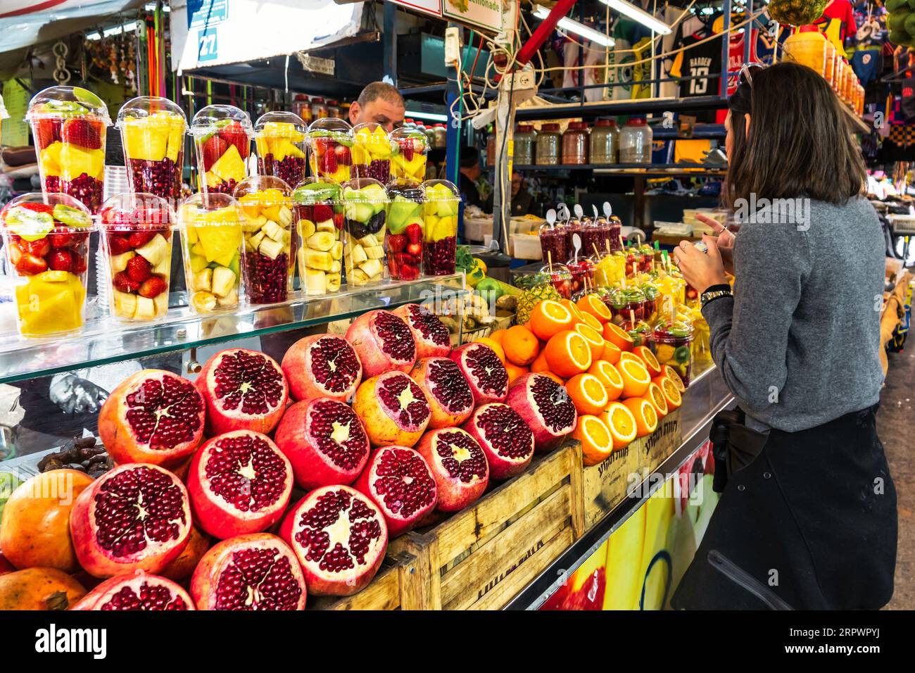 Stand de jus de fruits frais au marché Carmel à tel Aviv, Israël. Banque D'Images