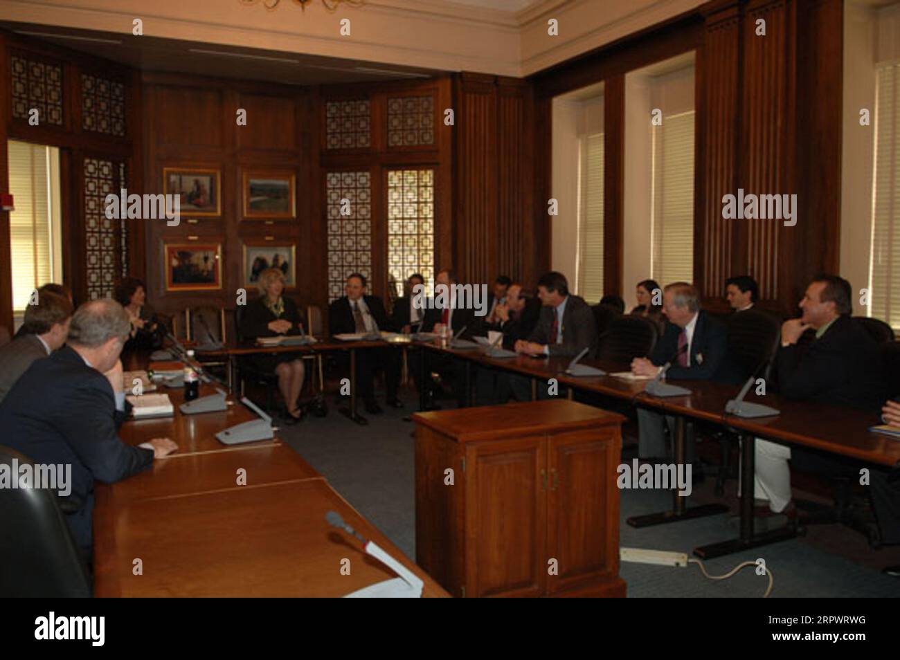 Secrétaire Gale Norton rencontre au siège du Département de l'intérieur avec des représentants de la Conférence des procureurs généraux de l'Ouest, un forum juridique pour la promotion de la coopération sur des questions liées à l'Ouest telles que l'eau, les poissons et la faune, les terres publiques, les minéraux, la protection de l'environnement, droit indien Banque D'Images