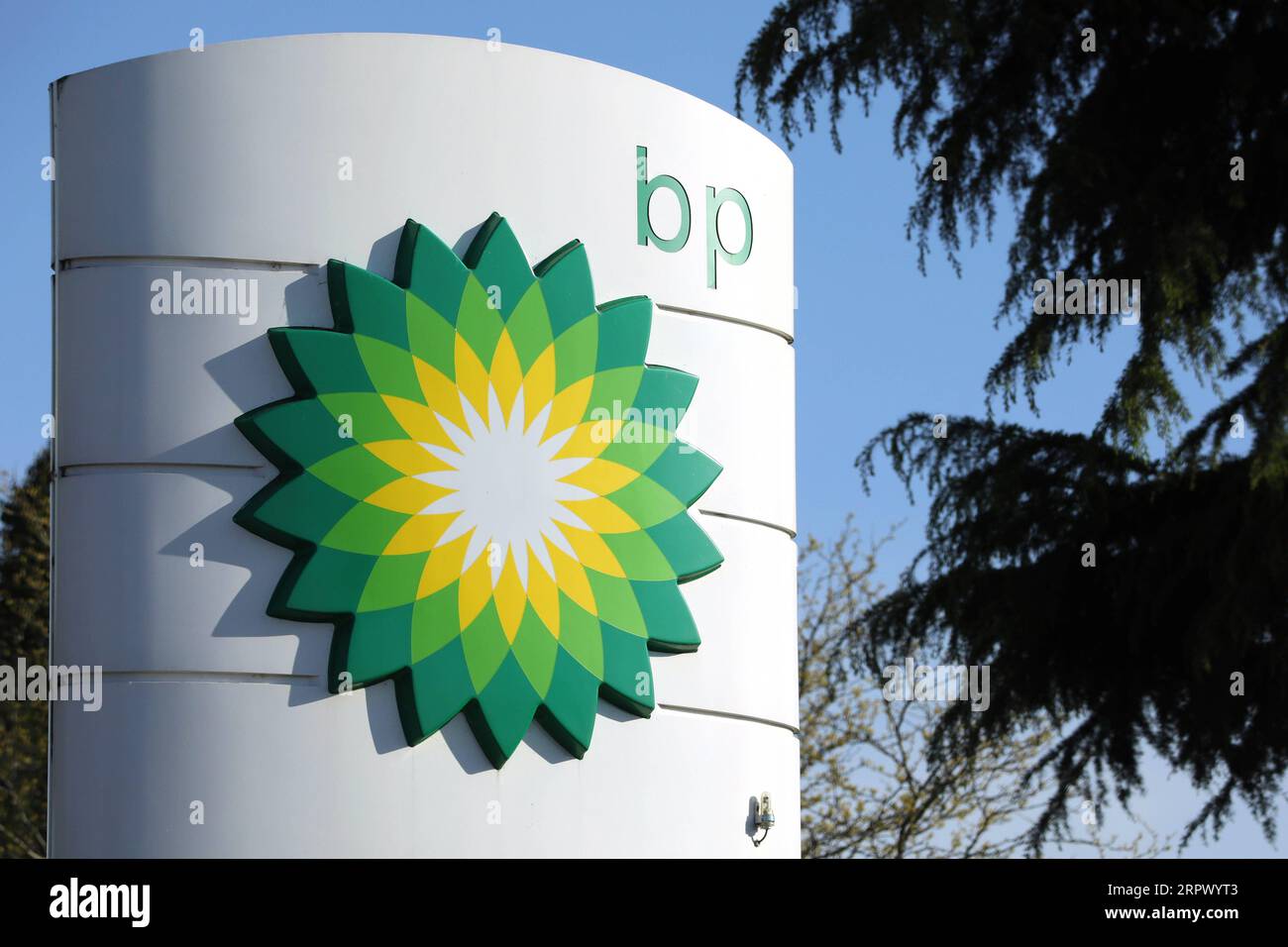 200502 -- LONDRES, le 2 mai 2020 Xinhua -- une photo prise le 21 avril 2020 montre une vue d'une station-service BP à Windsor, en Grande-Bretagne. Le géant pétrolier britannique BP a annoncé mardi une chute des bénéfices au premier trimestre du premier trimestre de 2020, alors que l’industrie a été considérablement touchée par des perturbations sans précédent de l’offre et de la demande dans le contexte de l’épidémie de coronavirus dans le monde entier. Photo de Tim Ireland/Xinhua BRITAIN-COVID-19-ECONOMY PUBLICATIONxNOTxINxCHN Banque D'Images