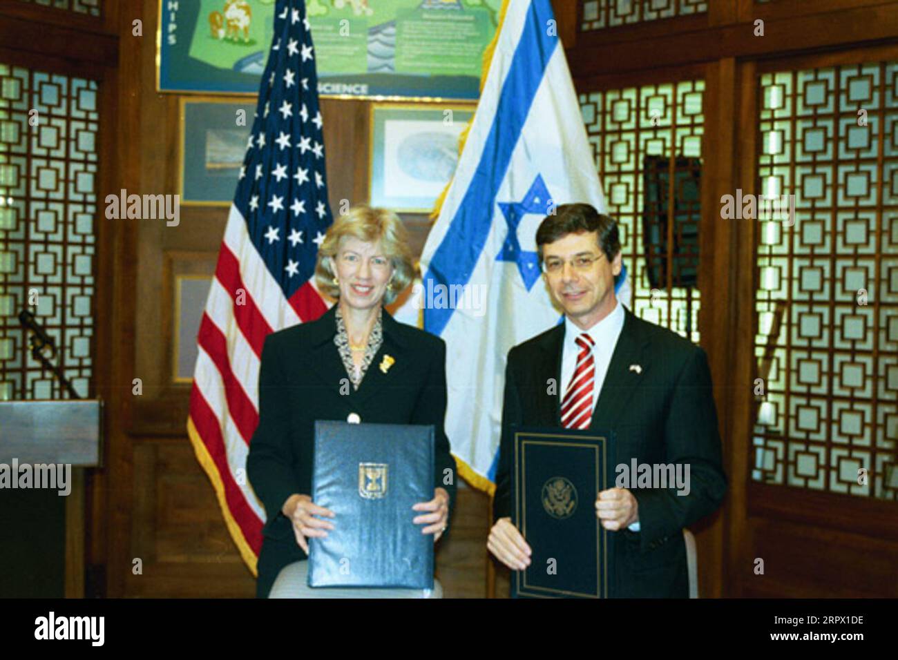 Secrétaire Gale Norton, à gauche, avec l'ambassadeur d'Israël aux États-Unis, Daniel Ayalon, lors de la cérémonie de signature du siège du Département de l'intérieur pour l'accord d'expansion de la coopération scientifique et technique, entre le Département de l'intérieur et le Ministère israélien des infrastructures nationales, dans une gamme de domaines de gestion des ressources naturelles Banque D'Images