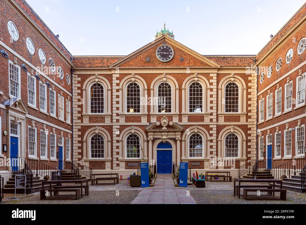 Construite en 1716-17, Bluecoat Chambers est aujourd'hui un centre créatif pour les galeries d'art, la musique, les expositions, les studios d'impression et les événements patrimoniaux Banque D'Images