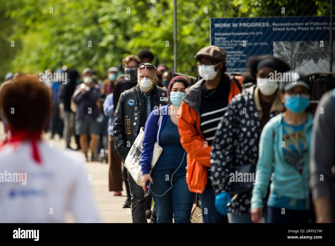 200503 -- NEW YORK, le 3 mai 2020 Xinhua -- les gens font la queue pour recevoir des masques gratuits au Prospect Park dans le quartier de Brooklyn à New York, aux États-Unis, le 3 mai 2020. New York City NYC distribuera gratuitement plus de 100 000 couvre-visages dans les parcs de la ville du 2 au 5 mai. Selon les directives du Département de la santé de New York, tous les New-Yorkais sont tenus de porter un masque ou un couvre-visage en public et dans les situations où une distance de 6 pieds des autres ne peut être maintenue. Photo de Michael Nagle/Xinhua U.S.-NEW YORK-COVID-19-PUBLICATION DE DISTRIBUTION DE MASQUE FACIAL GRATUITE Banque D'Images