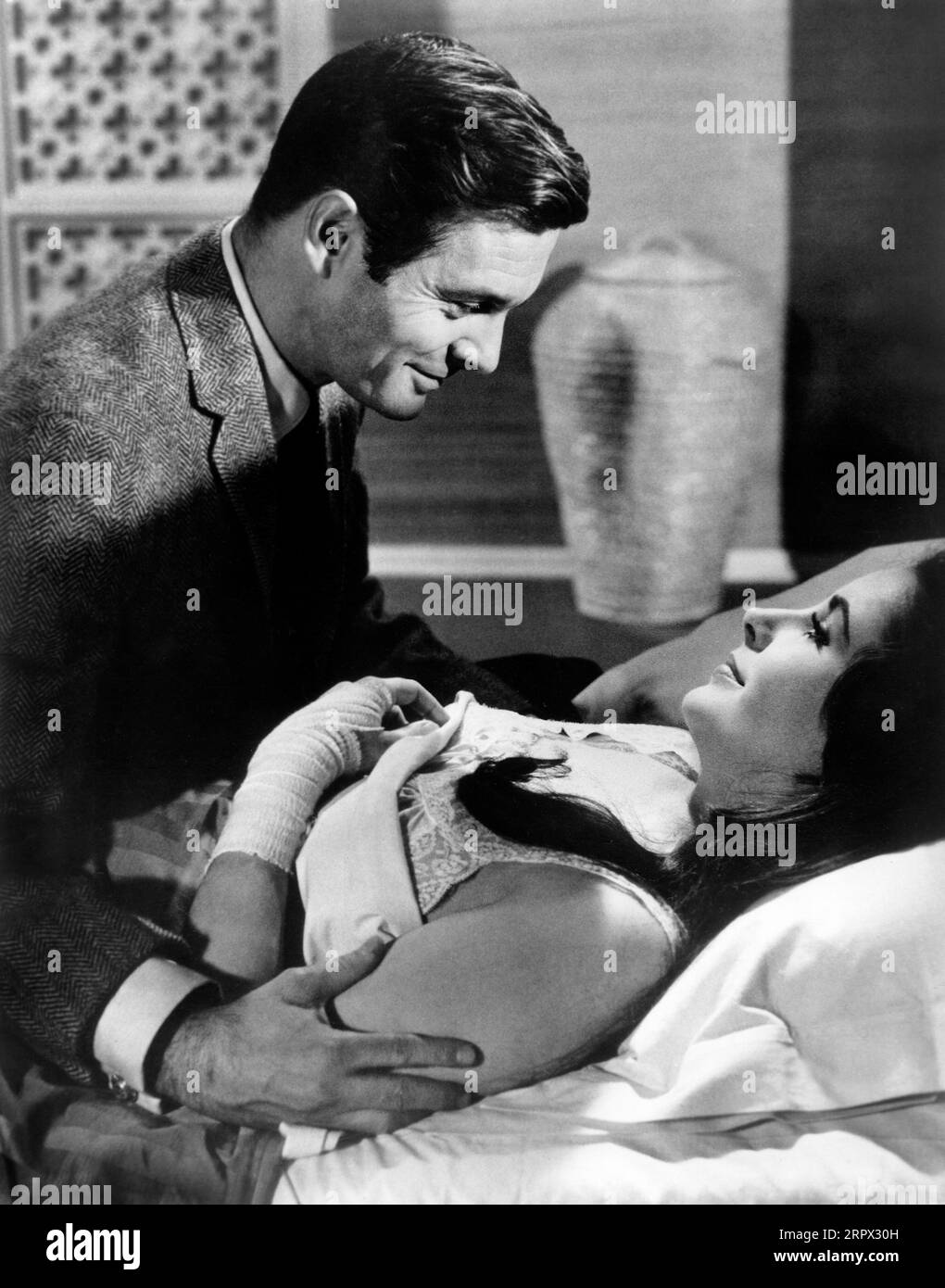 Louis Jourdan, Elizabeth Taylor, sur le plateau du film britannique, 'The V.I.P.s', MGM, 1963 Banque D'Images