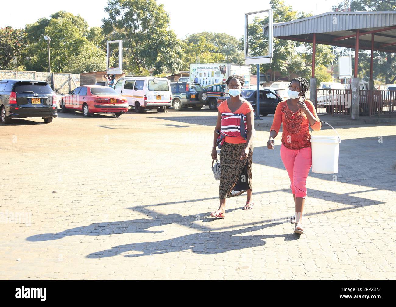 200505 -- HARARE, le 5 mai 2020 Xinhua -- deux piétons portant des masques faciaux marchent dans une rue de Harare, Zimbabwe, le 4 mai 2020. Le président zimbabwéen Emmerson Mnangagwa a prolongé le 1 mai un confinement visant à freiner la propagation du COVID-19 de deux semaines supplémentaires, jusqu’au 17 mai. La police du Zimbabwe arrêtera toute personne quittant son domicile sans porter de masque à partir de lundi. Photo de Shaun Jusa/Xinhua ZIMBABWE-HARARE-LOCKDOWN-EXTENSION PUBLICATIONxNOTxINxCHN Banque D'Images