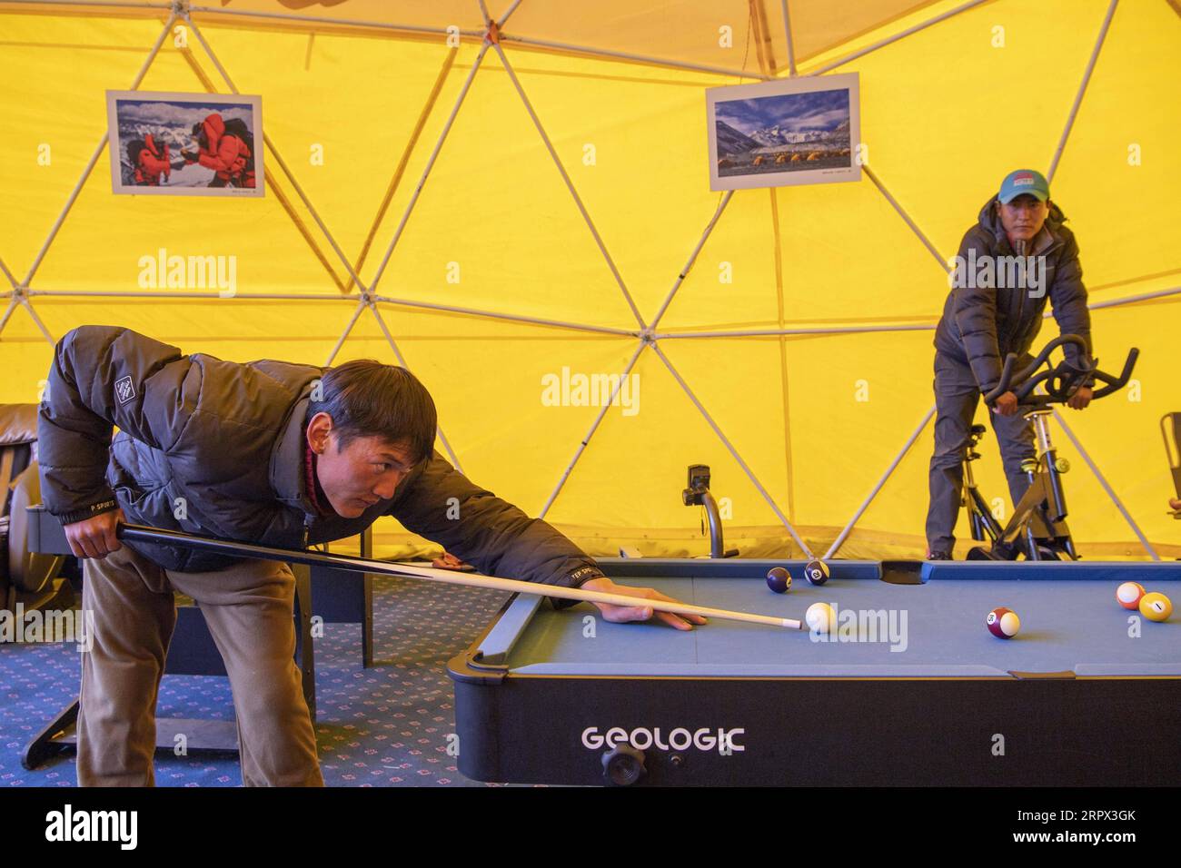 L'homme joue au billard Photo Stock - Alamy