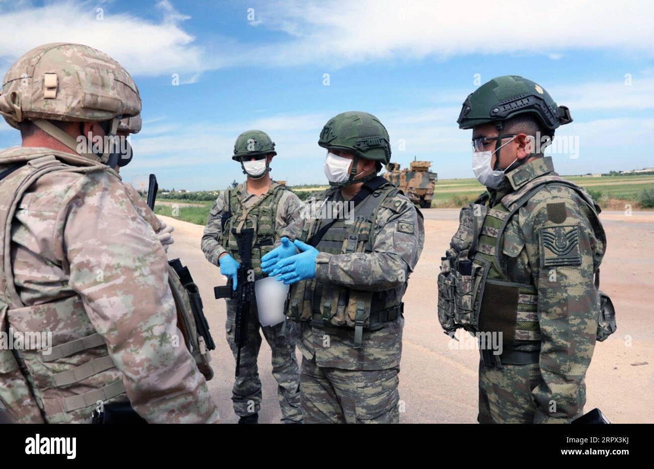 200505 -- IDLIB, 5 mai 2020 Xinhua -- les forces turques et russes effectuent leur patrouille conjointe à Idlib, Syrie, le 5 mai 2020. Mardi, les forces turques et russes ont effectué leur huitième patrouille conjointe dans la province d’Idlib, au nord-ouest de la Syrie, a déclaré le ministère turc de la Défense. PATROUILLE CONJOINTE XINHUA SYRIE-IDLIB-TURQUIE-RUSSIE PUBLICATIONXNOTXINXCHN Banque D'Images