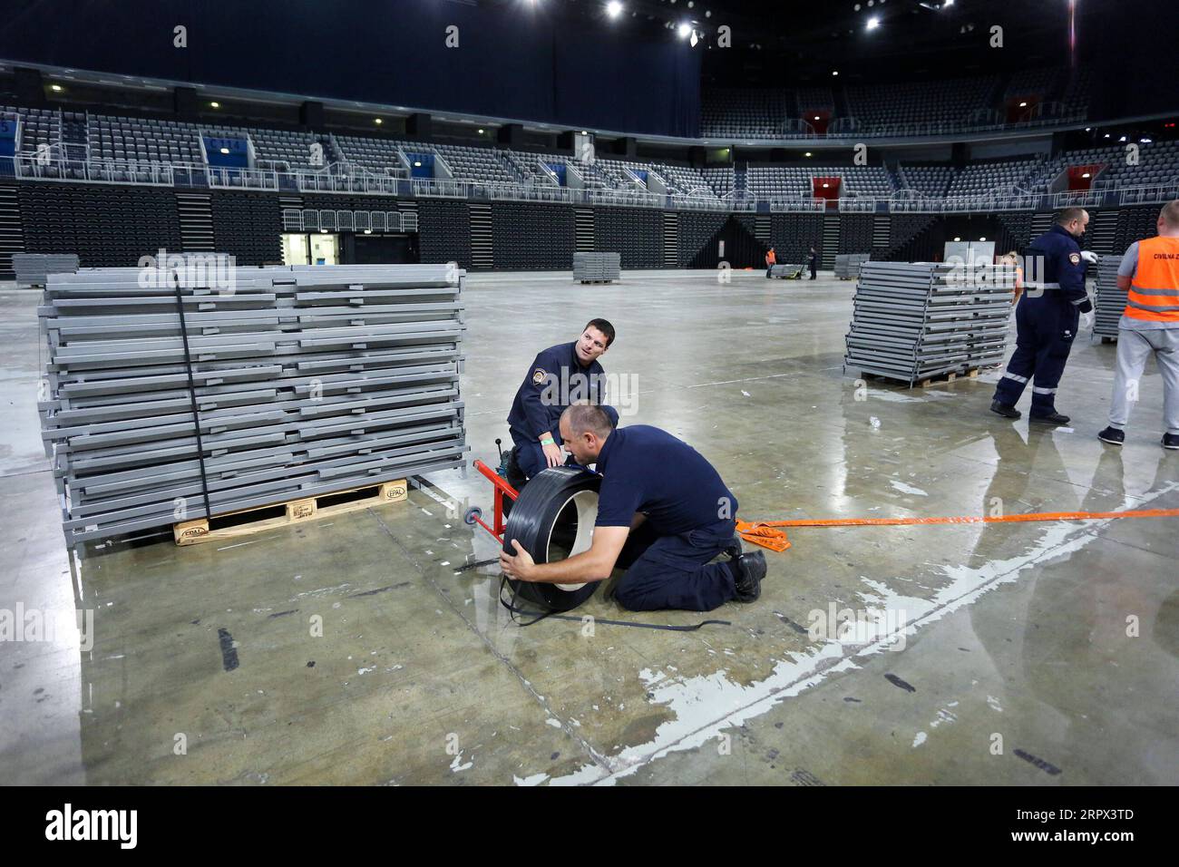 200506 -- ZAGREB, le 6 mai 2020 -- des membres du siège national croate de la protection civile démontent des lits au stade Arena Zagreb, qui a été transformé en hôpital temporaire pour des patients potentiels atteints de COVID-19 à Zagreb, Croatie, le 5 mai 2020. La Croatie est entrée lundi dans la deuxième phase de l’assouplissement des restrictions COVID-19 à l’échelle nationale. /Pixsell via Xinhua CROATIE-ZAGREB-COVID-19-FERMETURE TEMPORAIRE DE L'HÔPITAL EpitaxElvedji PUBLICATIONxNOTxINxCHN Banque D'Images